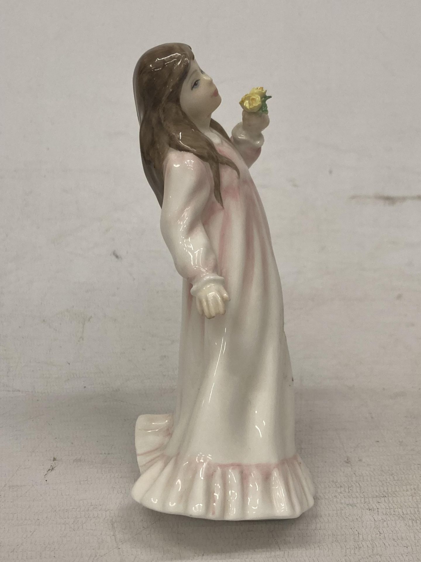 A ROYAL DOULTON FIGURINE "FLOWERS FOR MOTHER" HN3464" - Image 2 of 4