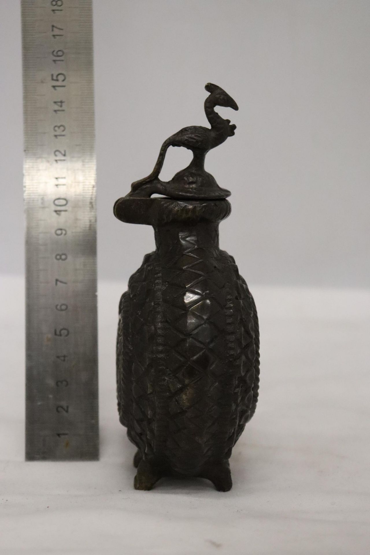 A DECORATIVE BRONZE INCENSE BURNER - Image 2 of 7