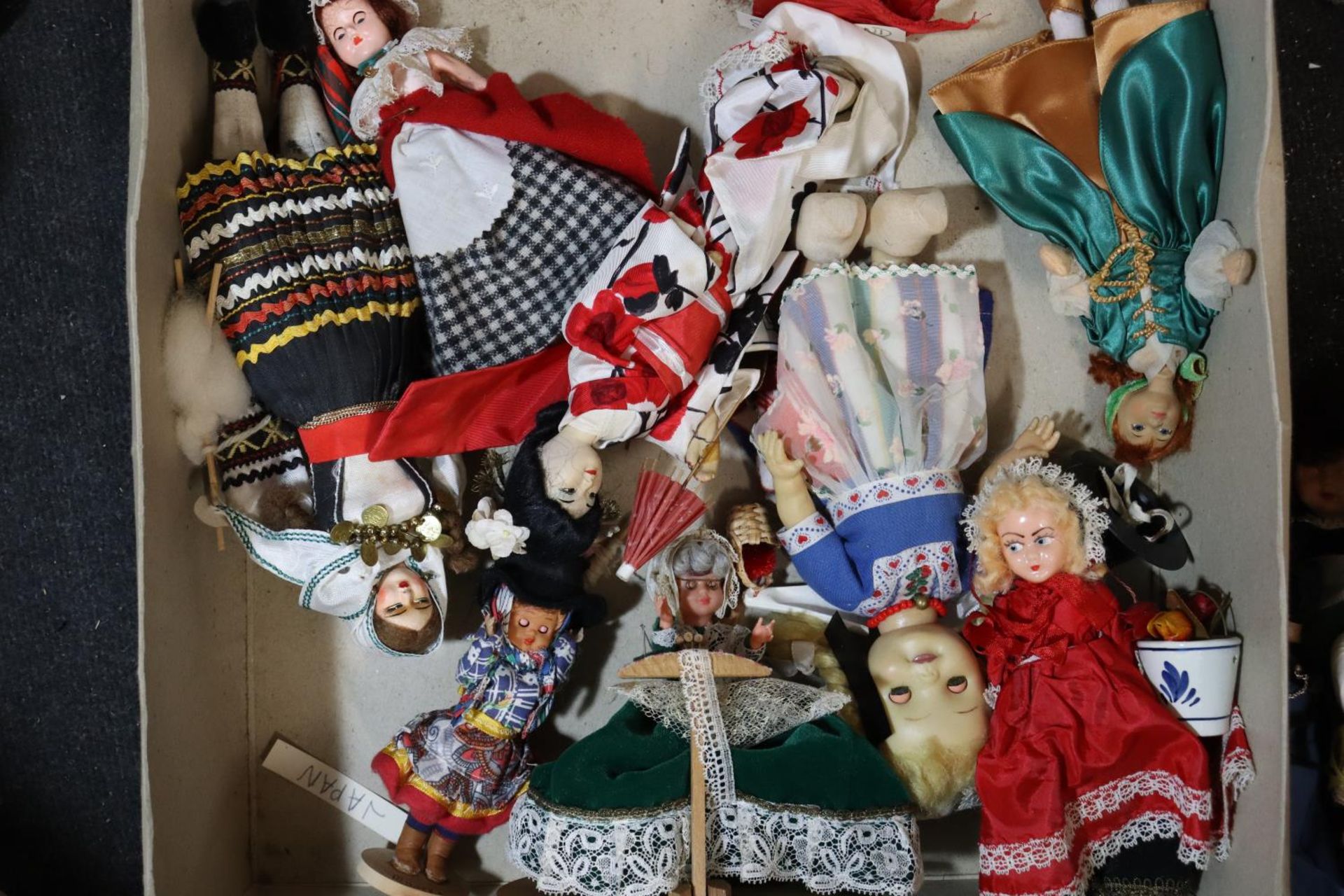 A LARGE COLLECTION OF DOLLS FROM AROUND THE WORLD - Image 4 of 4
