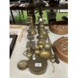 A COLLECTION OF BRASSWARE TO INCLUDE CANDLESTICKS, BOWLS, TOASTING FORKS, ETC
