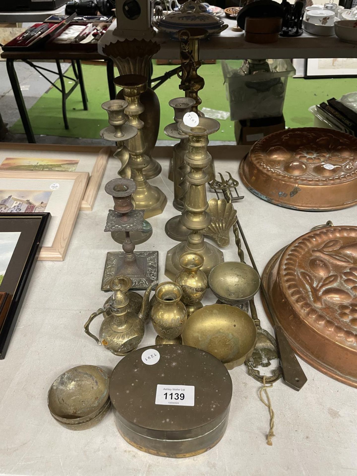 A COLLECTION OF BRASSWARE TO INCLUDE CANDLESTICKS, BOWLS, TOASTING FORKS, ETC