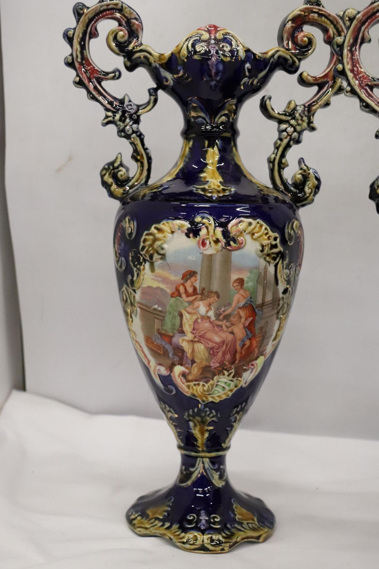 A PAIR OF VICTORIAN VASES IN COBALT BLUE WITH PICTORIAL DECORATION, HEIGHT 41 CM - Bild 2 aus 7