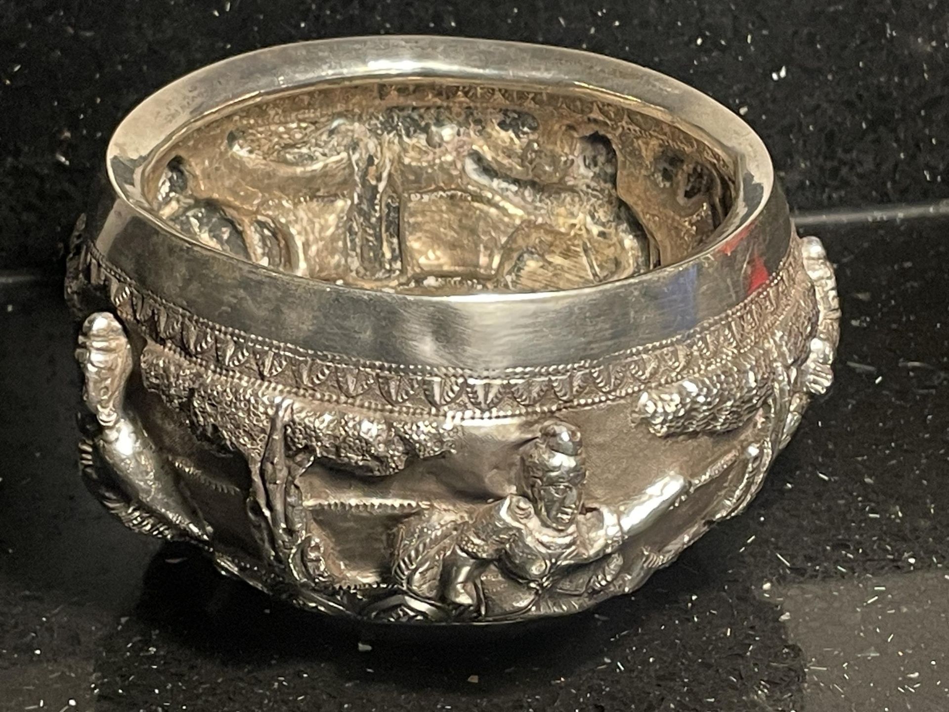 AN INDIAN SILVER DISH DECORATED WITH CHERUBS GROSS WEIGHT 230 GRAMS