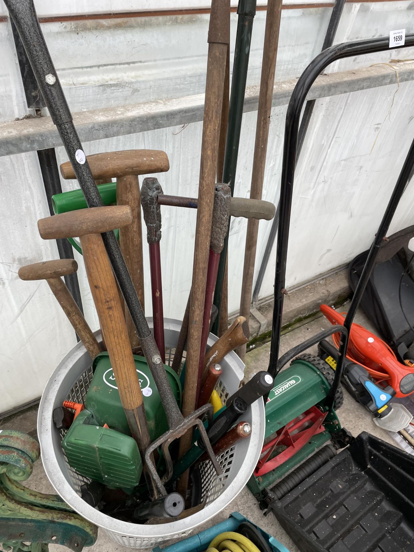 AN ASSORTMENT OF GARDEN TOOLS TO INCLUDE A LAWN MOWER, RAKES AND FORKS ETC - Image 2 of 3