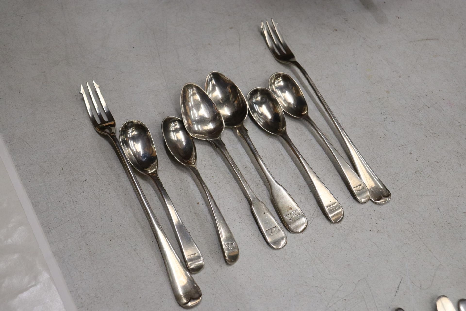 EIGHT HALLMARKED SILVER ITEMS TO INCLUDE SIX TEASPOONS AND TWO FORKS GROSS WEIGHT GROSS WEIGHT 153 - Image 6 of 7