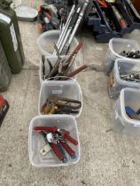 AN ASSORTMENT OF HAND TOOLS TO INCLUDE PLIERS AND MOLE GRIPS ETC