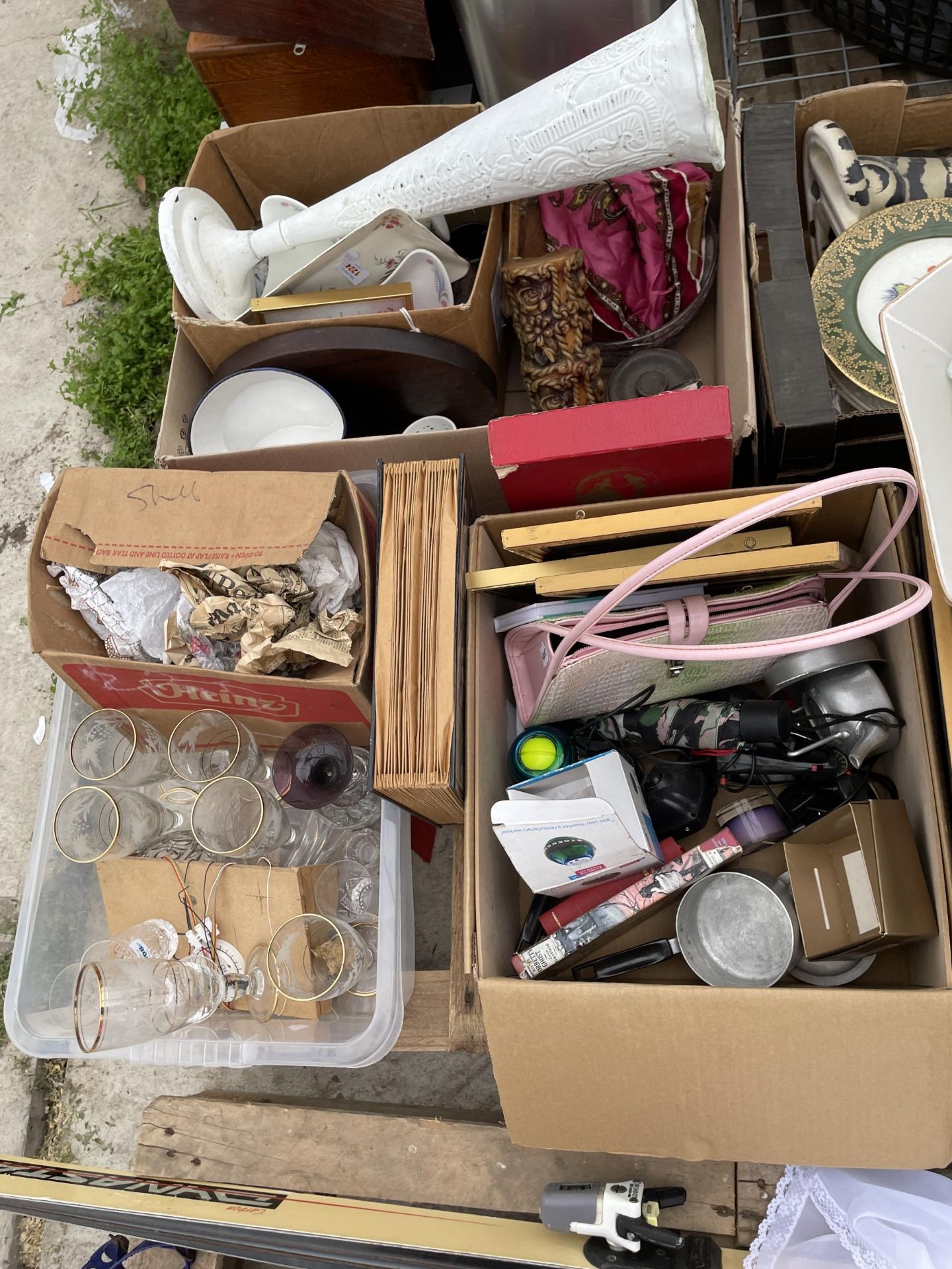 AN ASSORTMENT OF HOUSEHOLD CLEARANCE ITEMS - Image 2 of 4