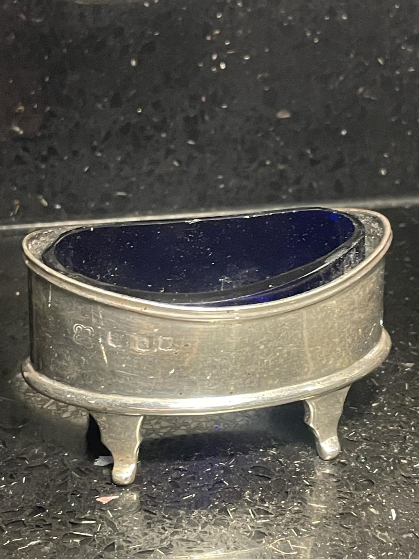 A HALLMARKED GEORGE III SILVER SALT WITH BLUE GLASS LINER