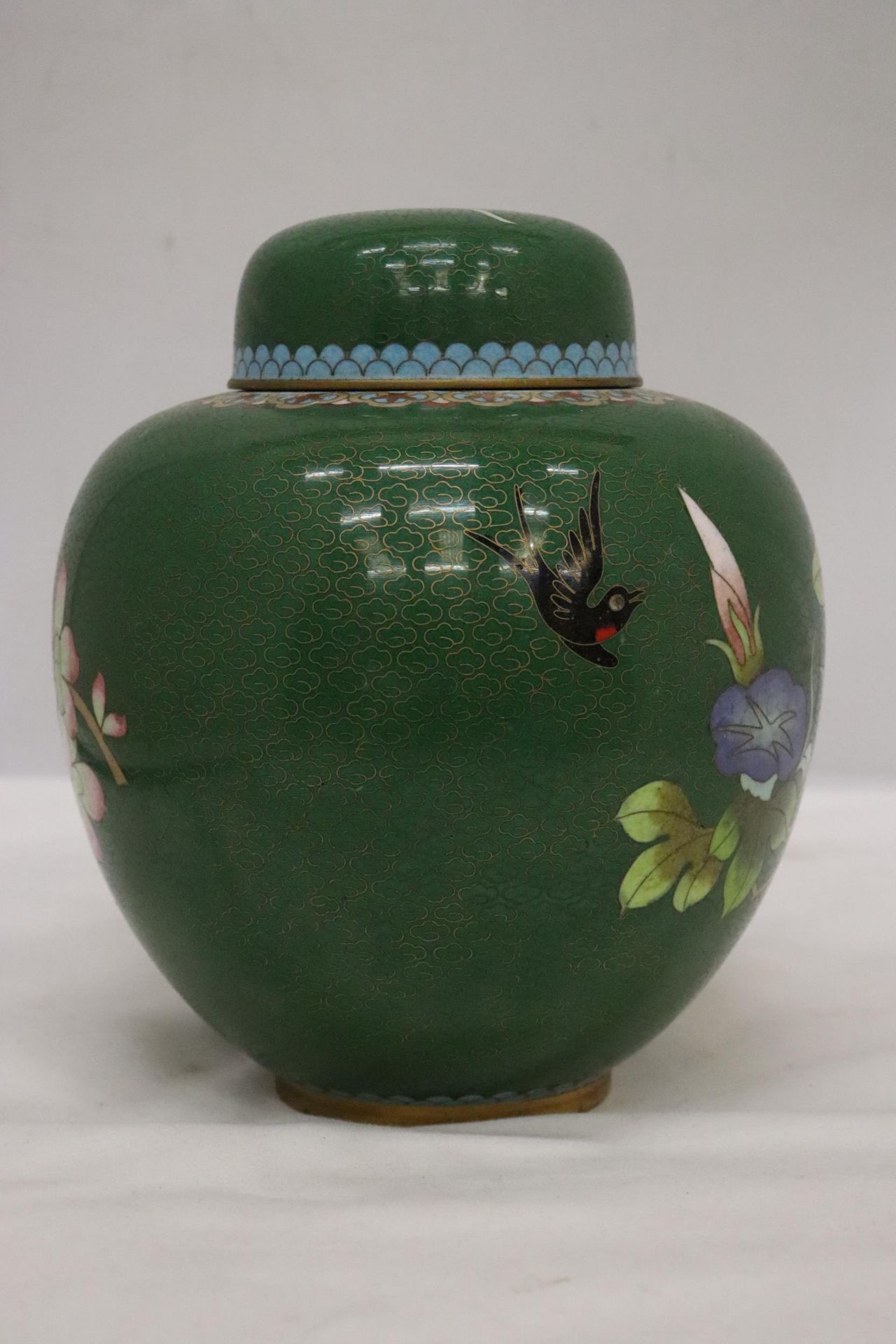 A CLOISONNE ORIENTAL STYLE LIDDED GINGER JAR ON A CARVED WOODEN BASE - Bild 7 aus 7