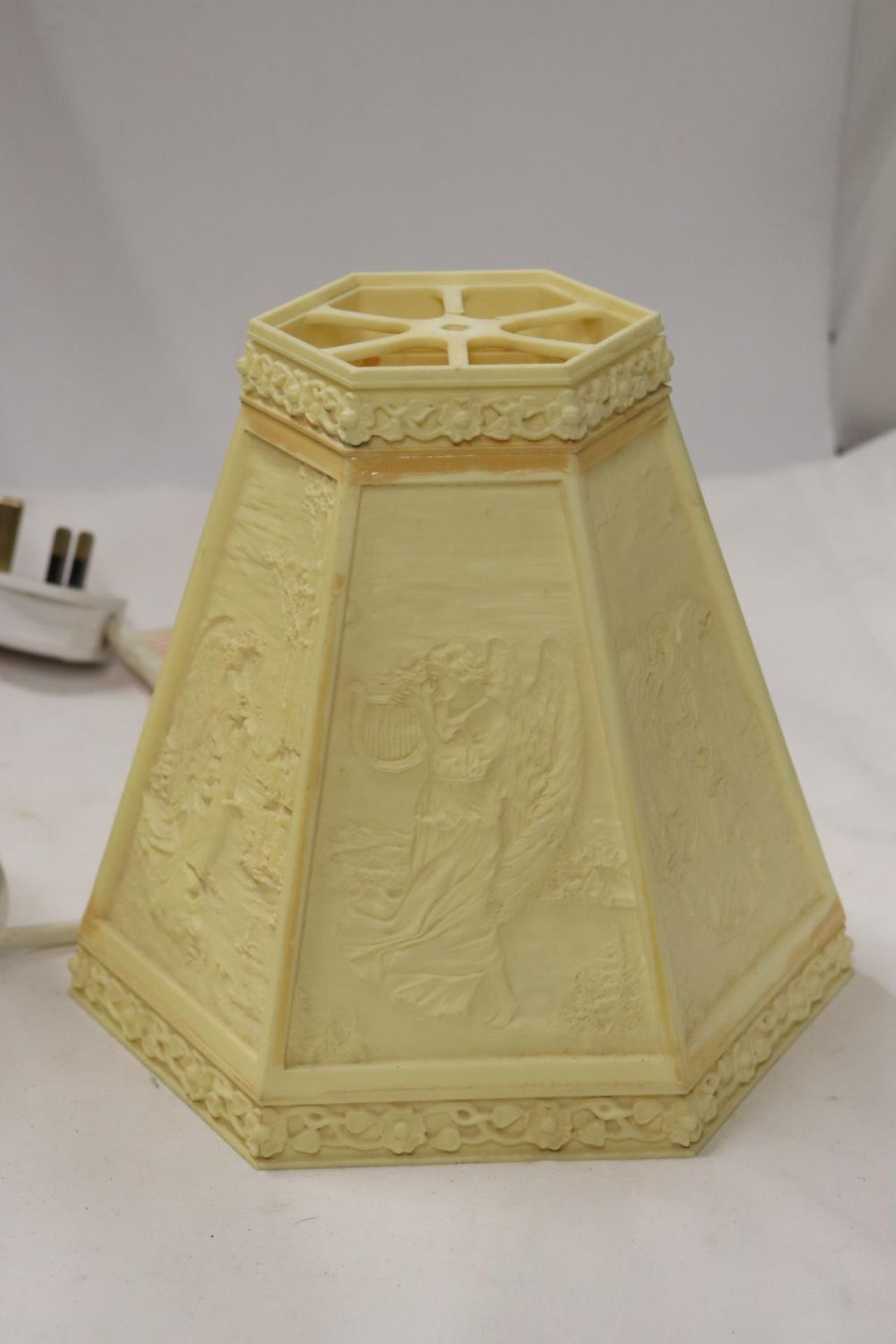A TABLE LAMP WITH A CLASSICAL FIGURE TO THE BASE AND LAMP SHADE - Bild 2 aus 6