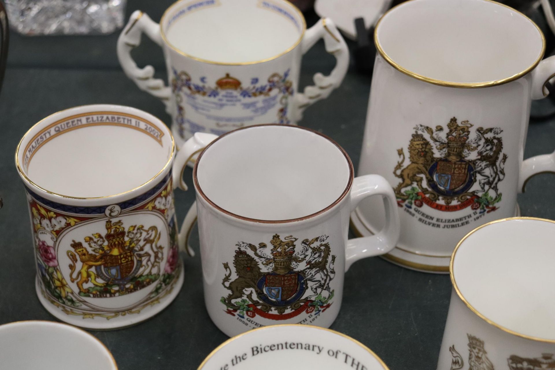 A LARGE QUANTITY OF COMMEMORATIVE MUGS AND CUPS TO INCUDE ROYALTY - Image 8 of 9