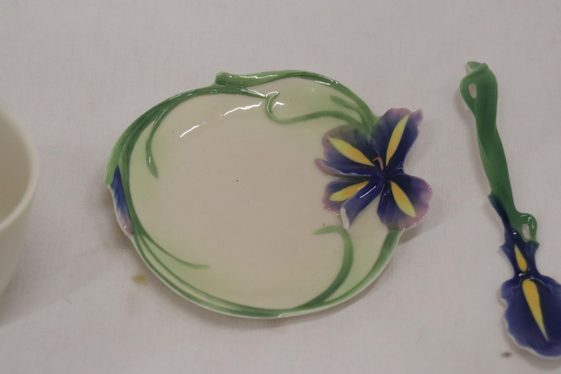 A FRANZ PORCELAIN CUP, SAUCER AND SPOON SET WITH HUMMING BIRD DESIGN. AF - CHIP TO SAUCER - Image 6 of 8