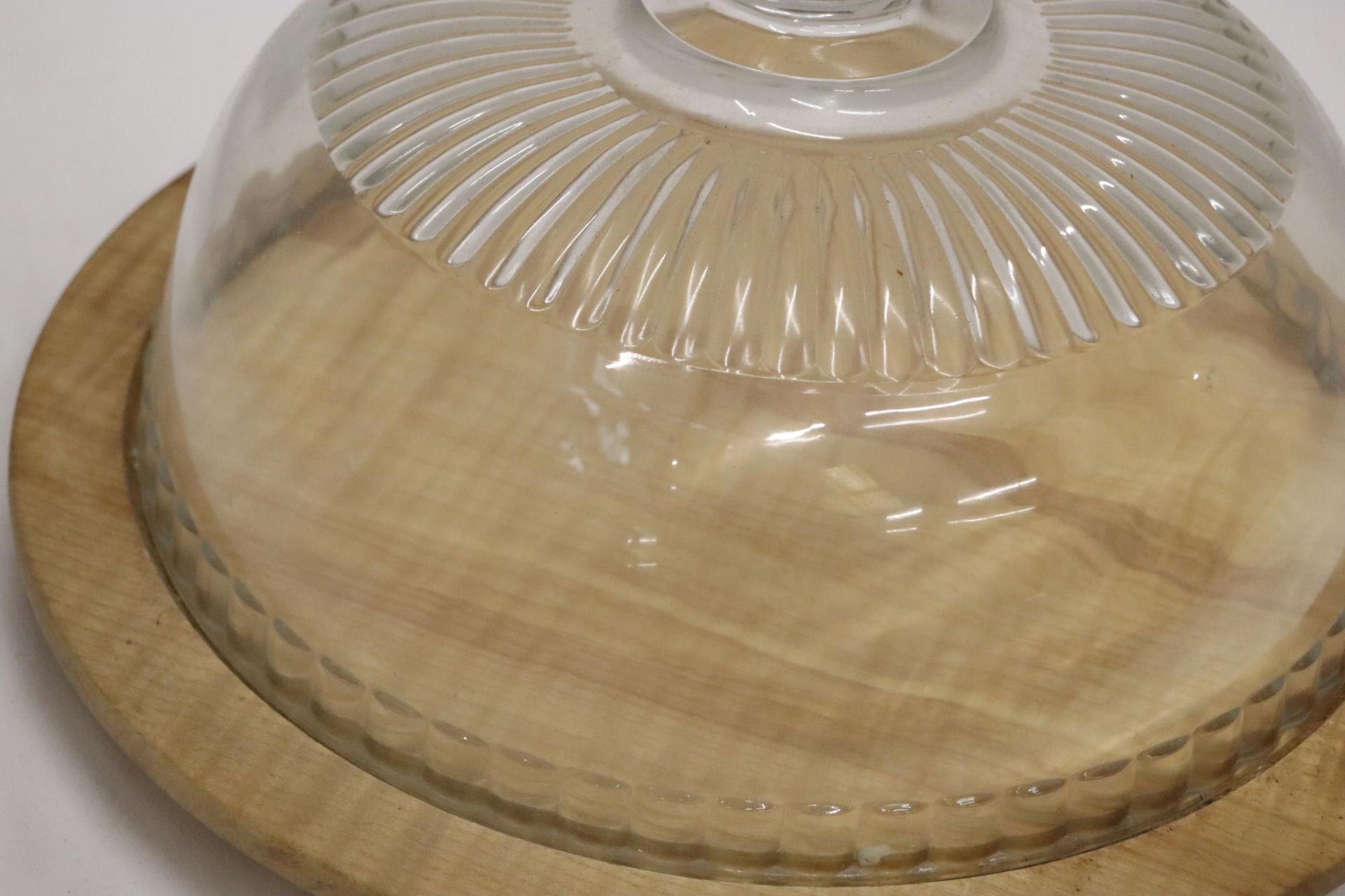 A VINTAGE WOODEN CAKE/CHEESE BOARD WITH GLASS DOME - Bild 4 aus 5