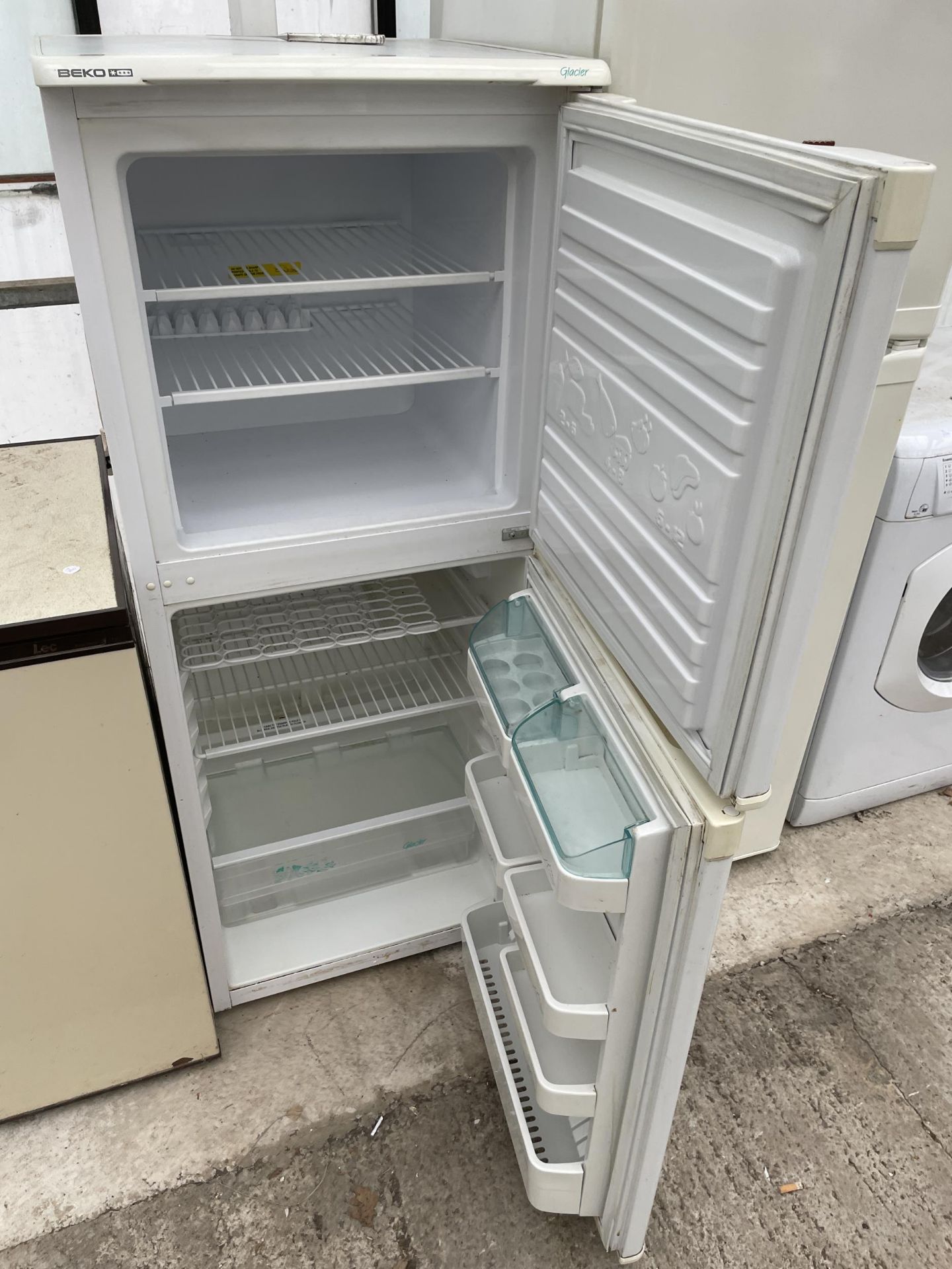 A WHITE BEKO UPRIGHT FRIDGE FREEZER - Image 2 of 2