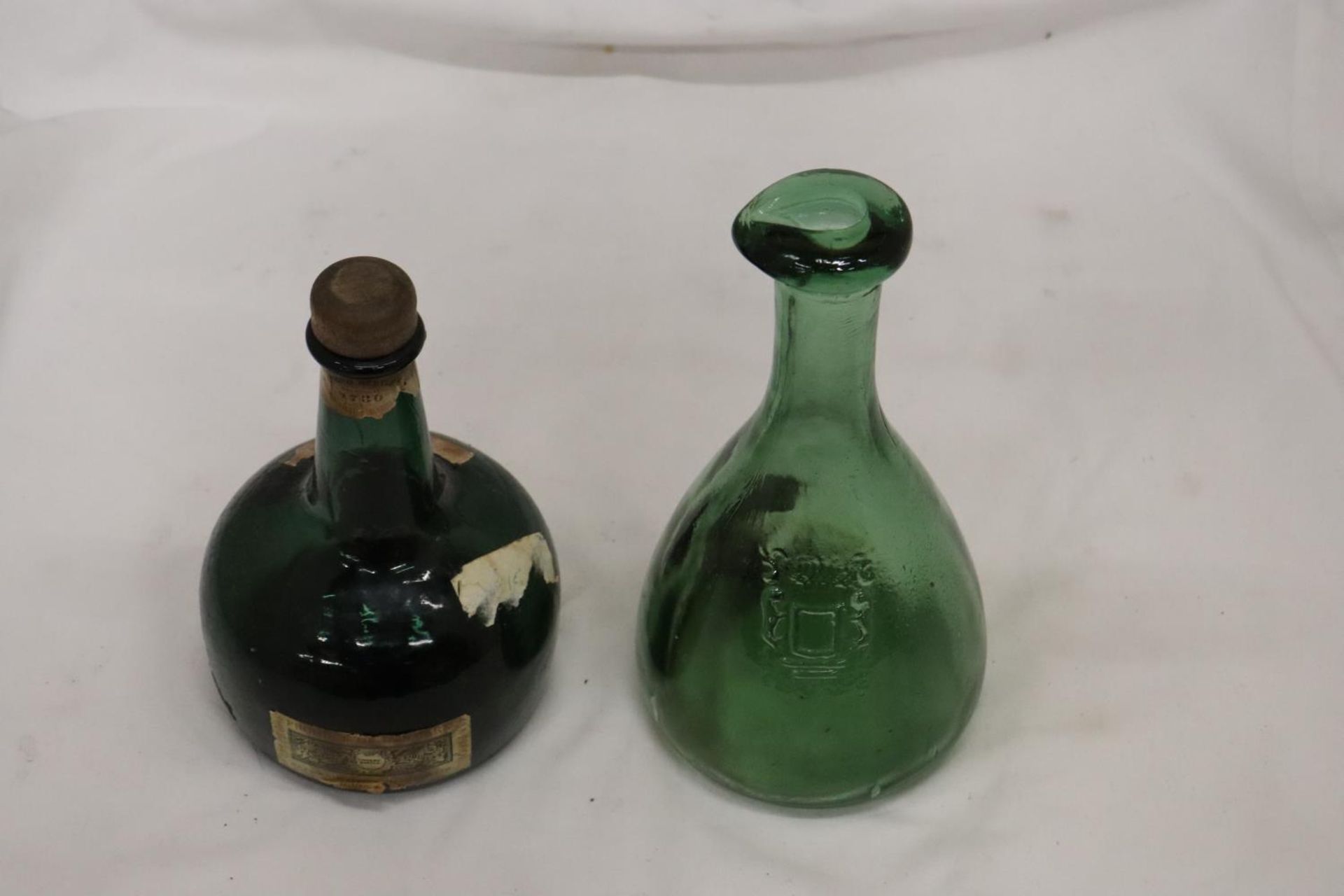 A THORENS MOVEMENT BLADON RACES MUSICAL BOTTLE MADE IN SWITZERLAND TOGETHER WITH A GREEN GLASS - Image 5 of 5