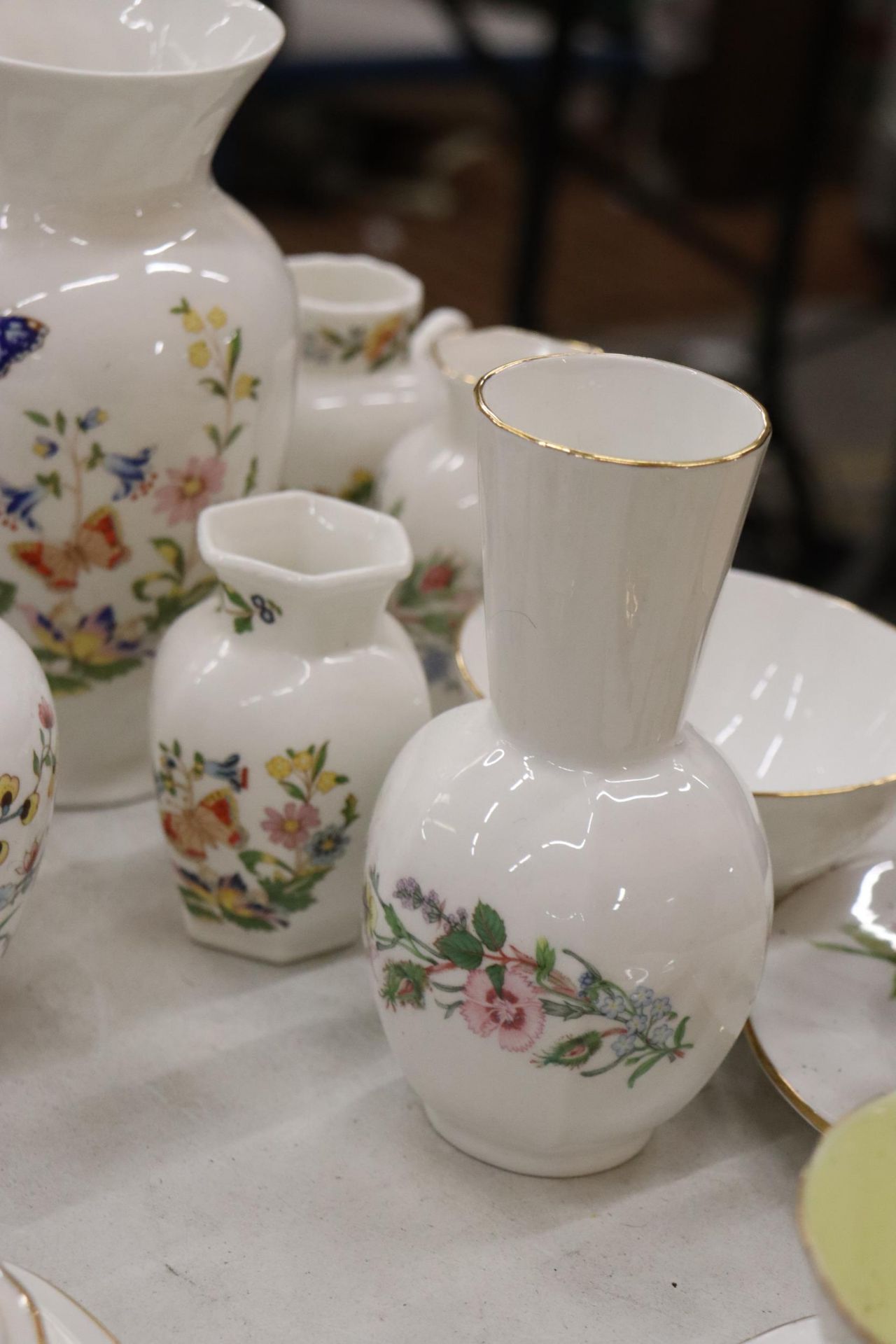 A LARGE QUANTITY OF TEAWARE TO INCLUDE A PARAGON 'COUNTRY LANE', COFFEE POT, 'RENDEZVOUS' CUPS, A - Image 8 of 11