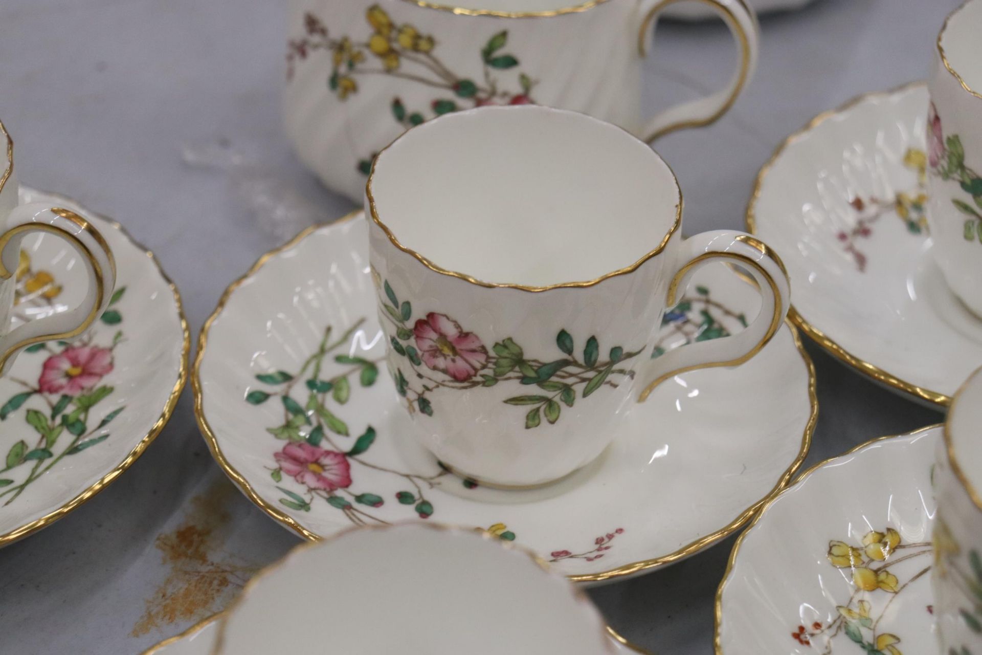 A MINTON 'DAINTY SPRAYS' COFFEE SET TO INCLUDE A COFFEE POT, CREAM JUG, SUGAR BOWL, CUPS AND SAUCERS - Bild 9 aus 9