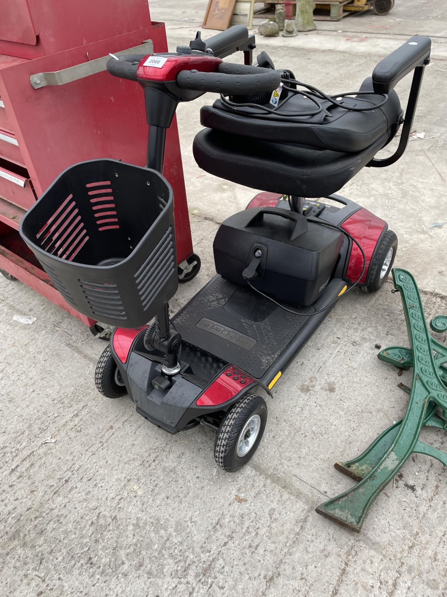 A GOGO MOBILITY SCOOTER WITH KEY AND CHARGER - Image 5 of 5