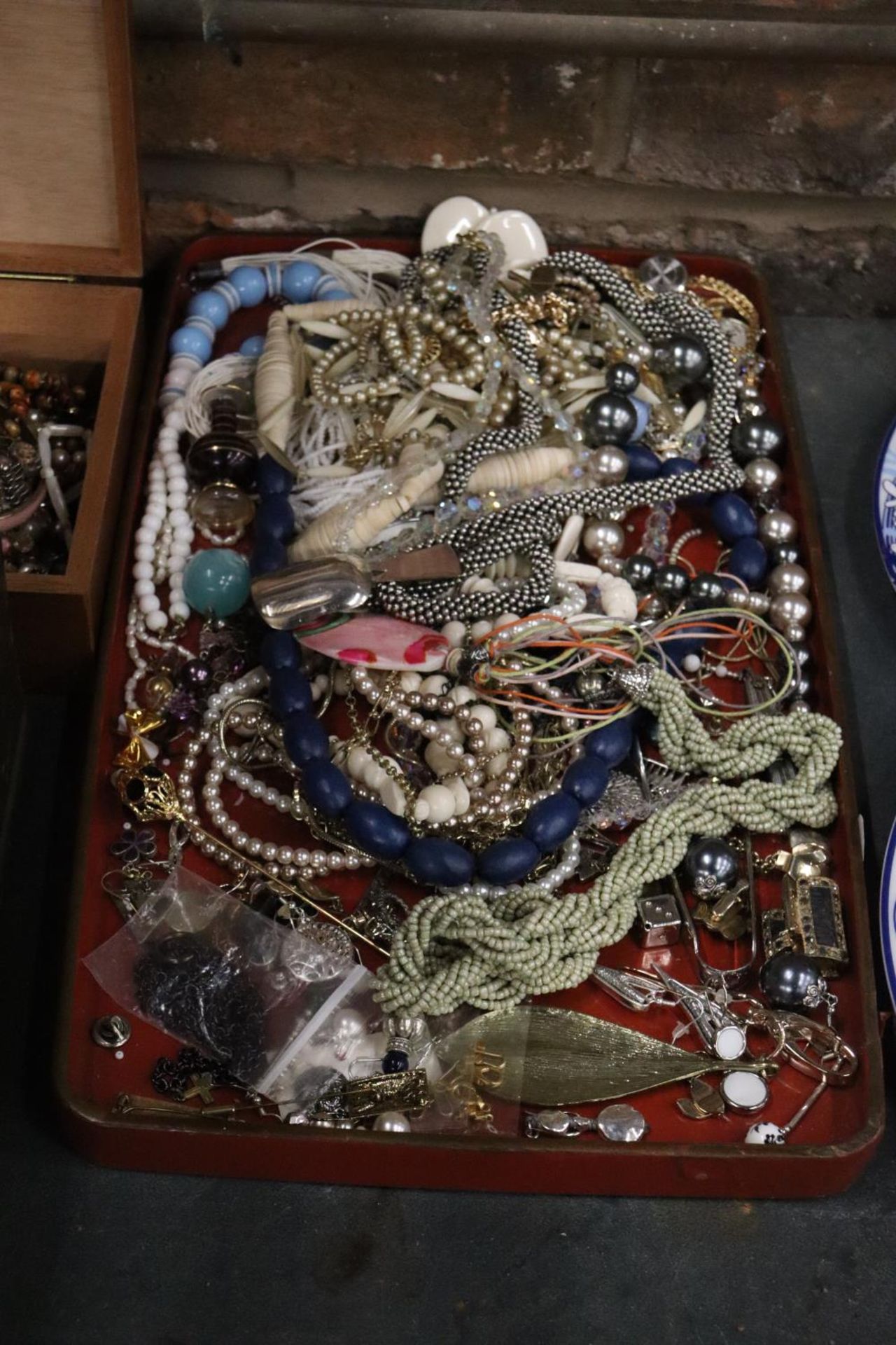 A TRAY CONSISTING OF A QUANTITY OF COSTUME JEWELLERY