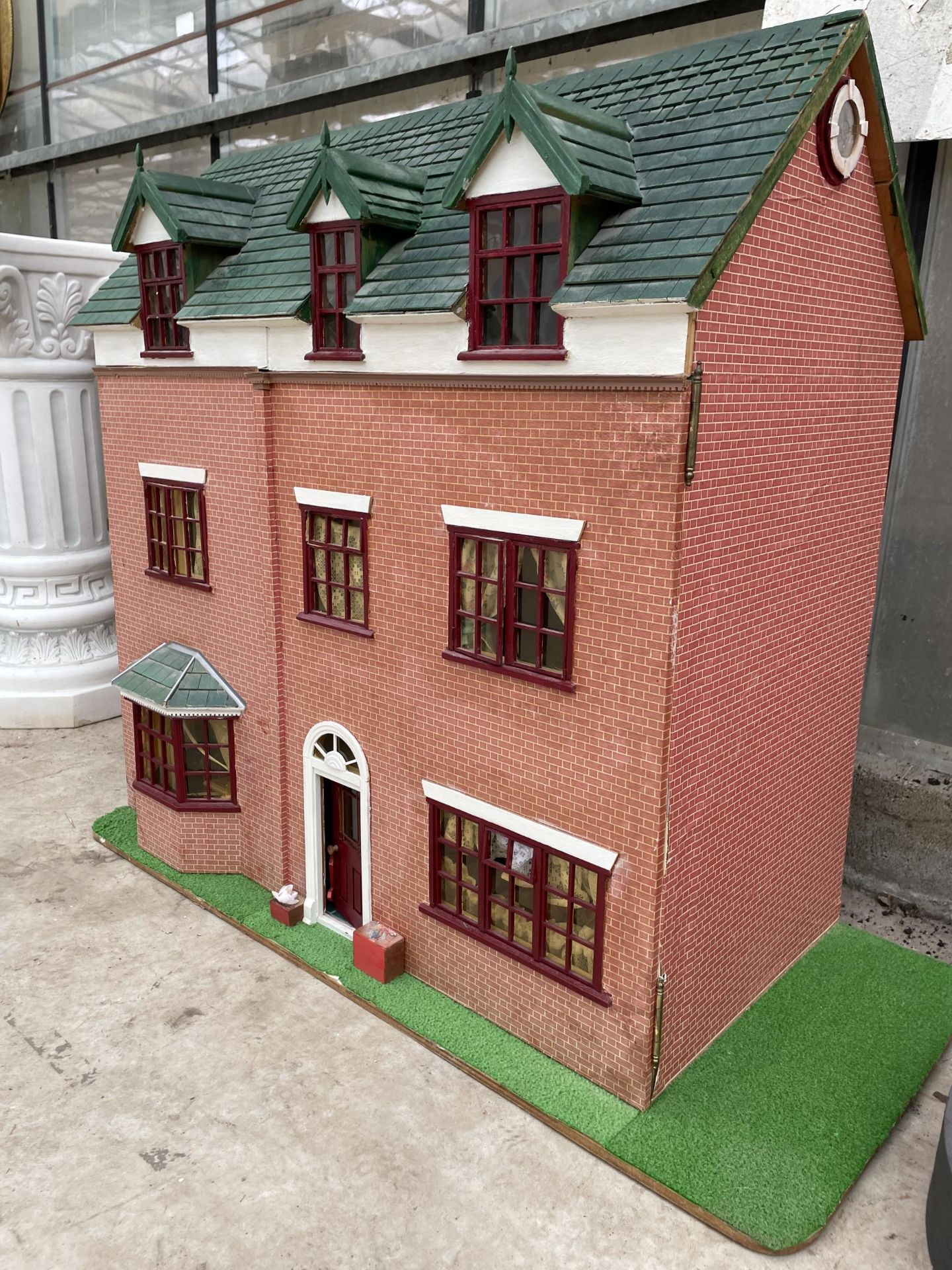 A LARGE WOODEN DOLLS HOUSE WITH A LARGE QUANTITY OF DOLLS HOUSE FURNITURE - Image 2 of 9