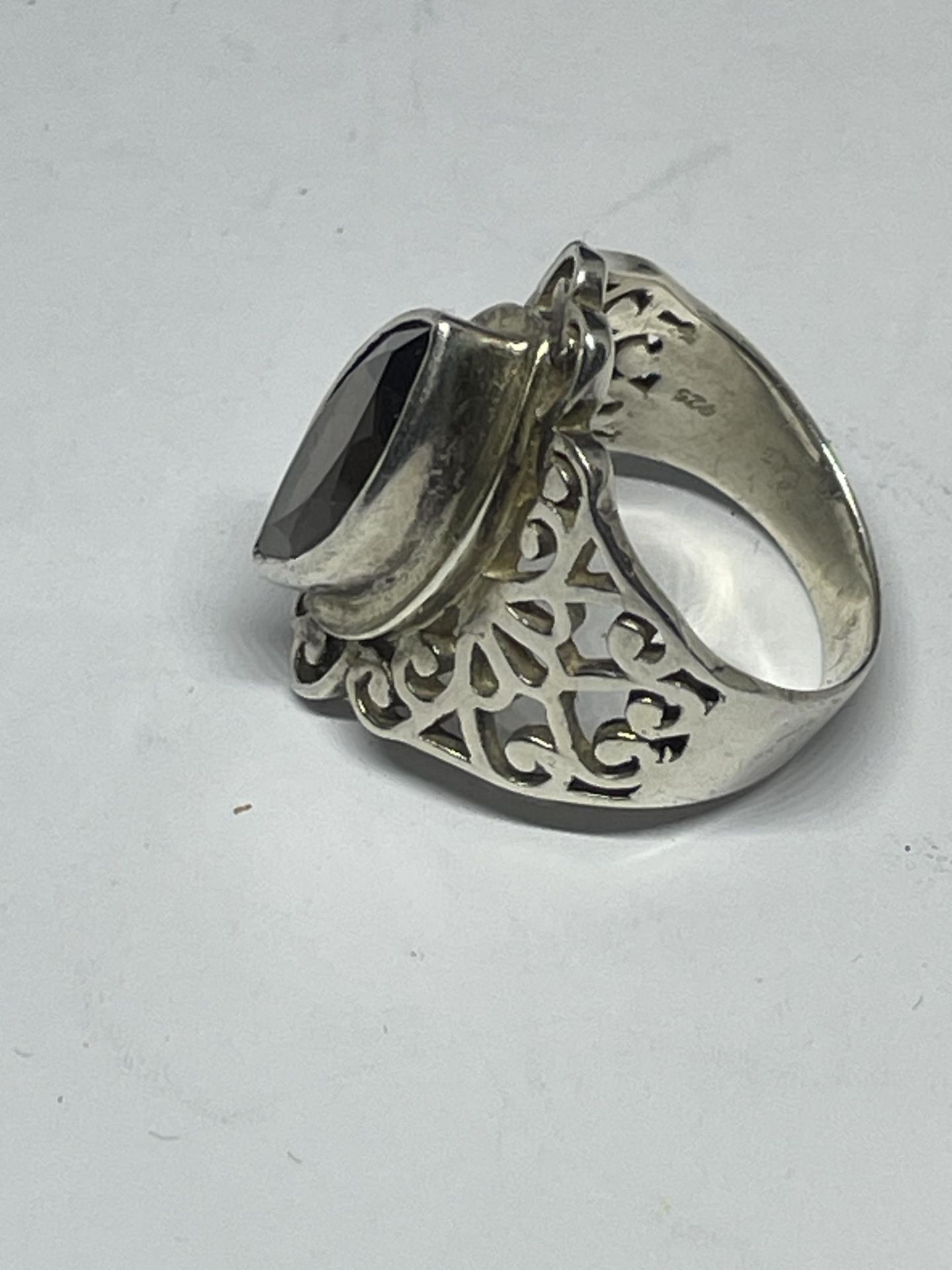 A SILVER DRESS RING WITH A SMOKEY STONE SIZE P/Q IN A PRESENTATION BOX - Image 3 of 4