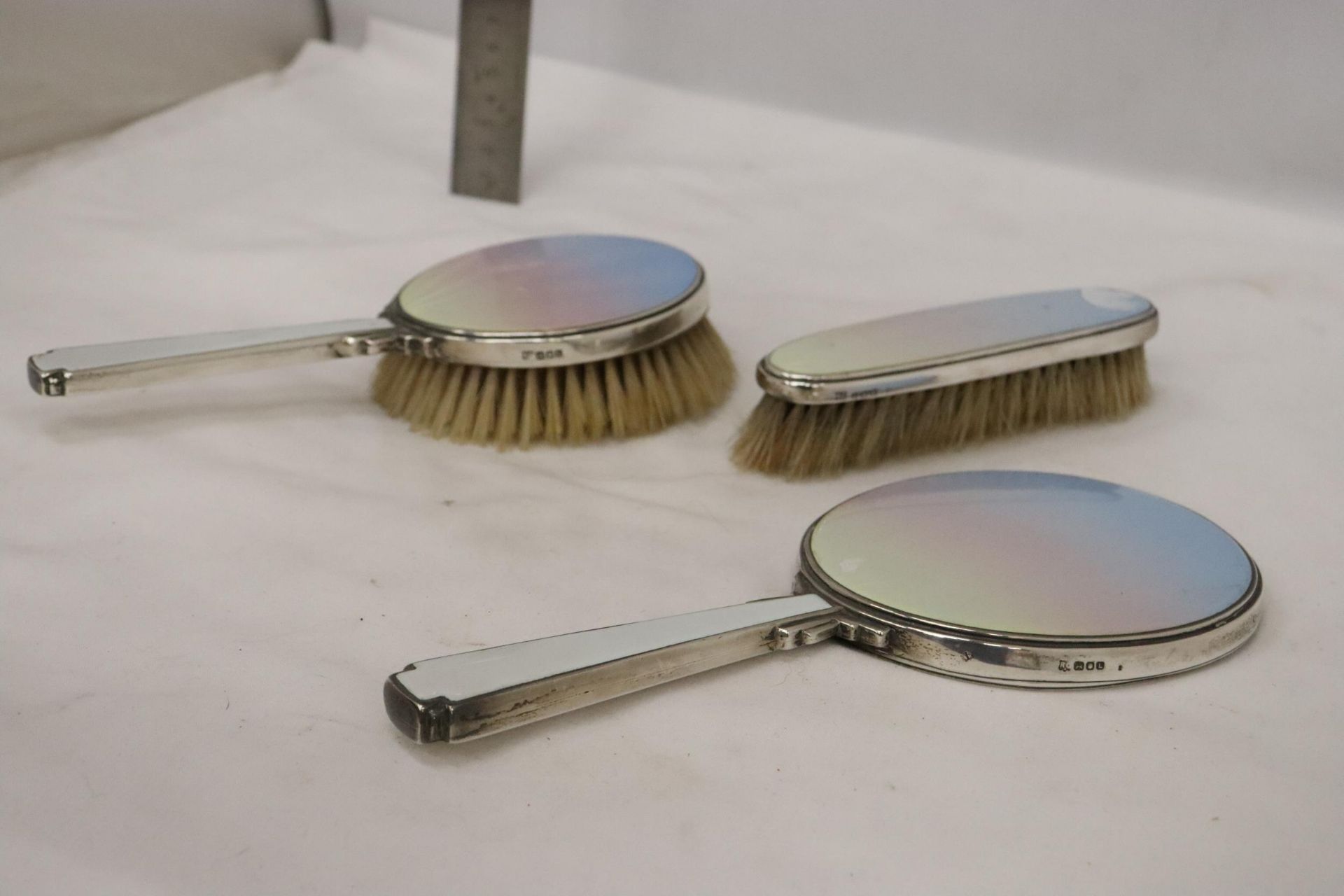 AN ENAMEL AND HALLMARKED LONDON SILVER TWO BRUSH AND MIRROR SET - Image 4 of 8