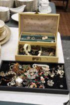 A QUANTITY OF COSTUME JEWELLERY TO INCLUDE NECKLACES, BRACELETS, BANGLES, BROOCHES, EARRINGS, ETC,
