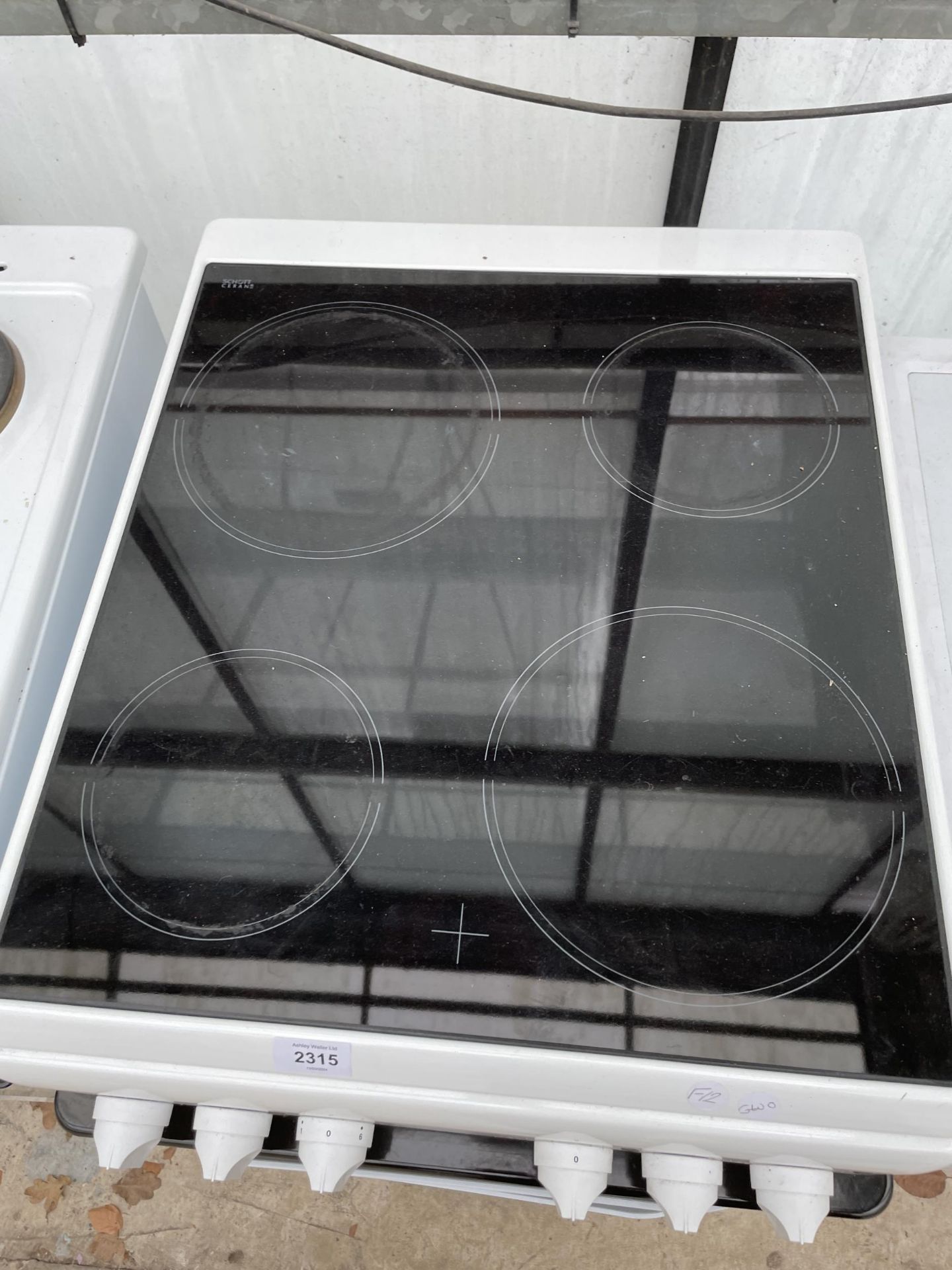 A WHITE AND BLACK HOTPOINT ELECTRIC OVEN AND HOB BELIEVED IN WORKING ORDER BUT NO WARRANTY - Image 4 of 4