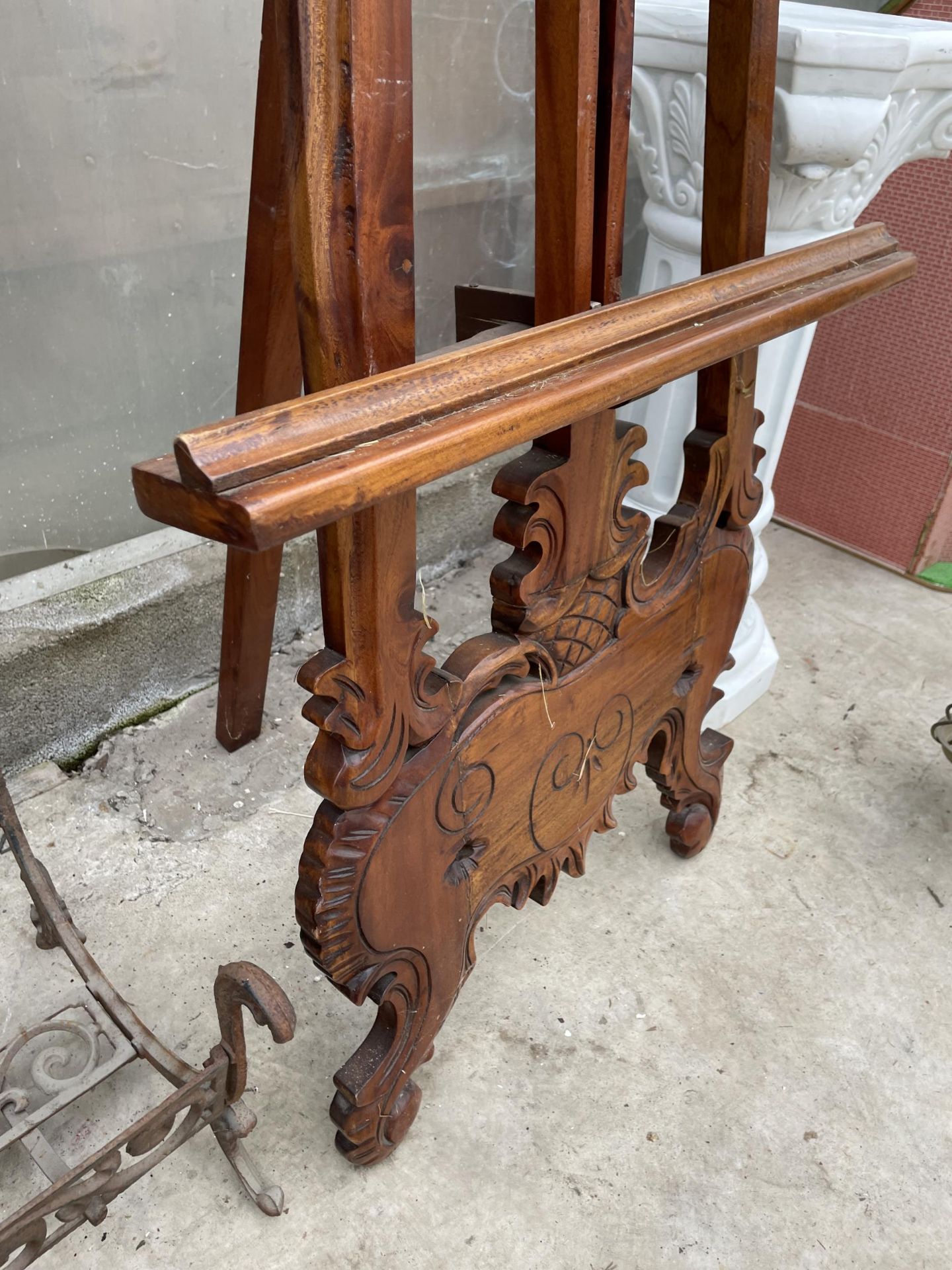 A LARGE DECORATIVE CARVED HARD WOOD EASEL - Image 3 of 4