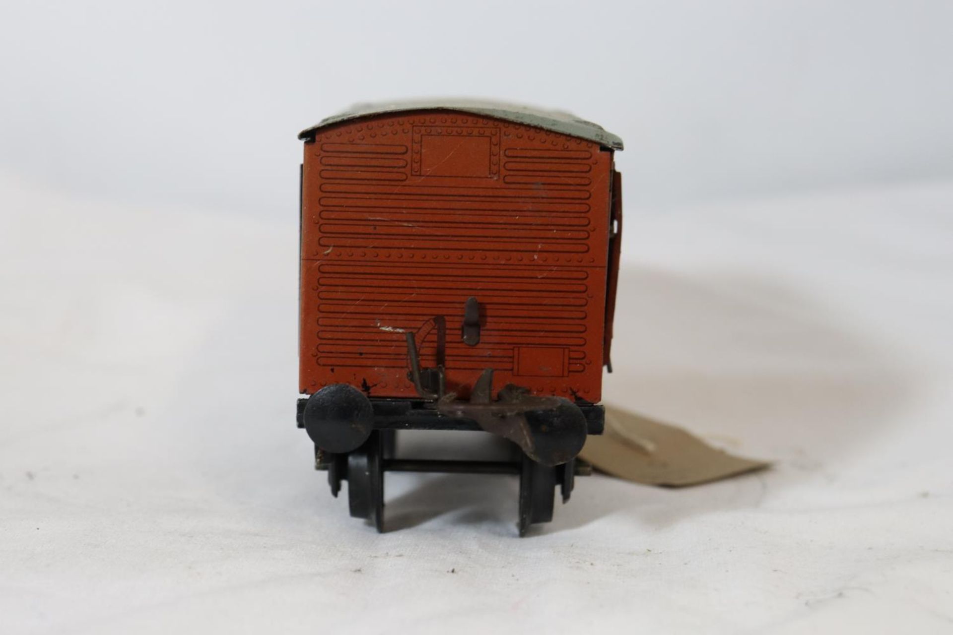 A PAINTED METAL .30MM GAUGE RAILWAY CARRIAGE IN MAROON LIVERY LENGTH 38 CM AND A HORNBY PAINTED - Image 2 of 6