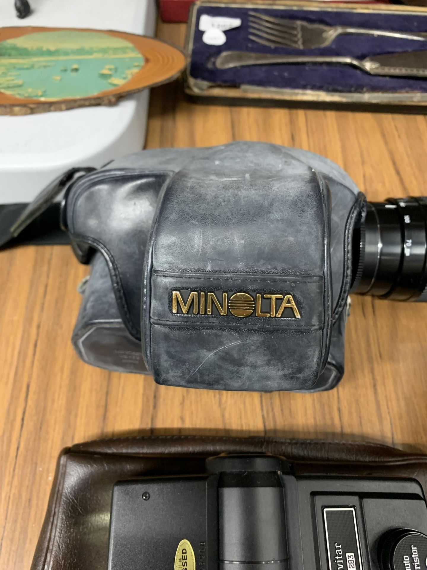 A CASED MINOLTA CAMERA WITH EXTRA LENS AND FLASHES - Bild 3 aus 4
