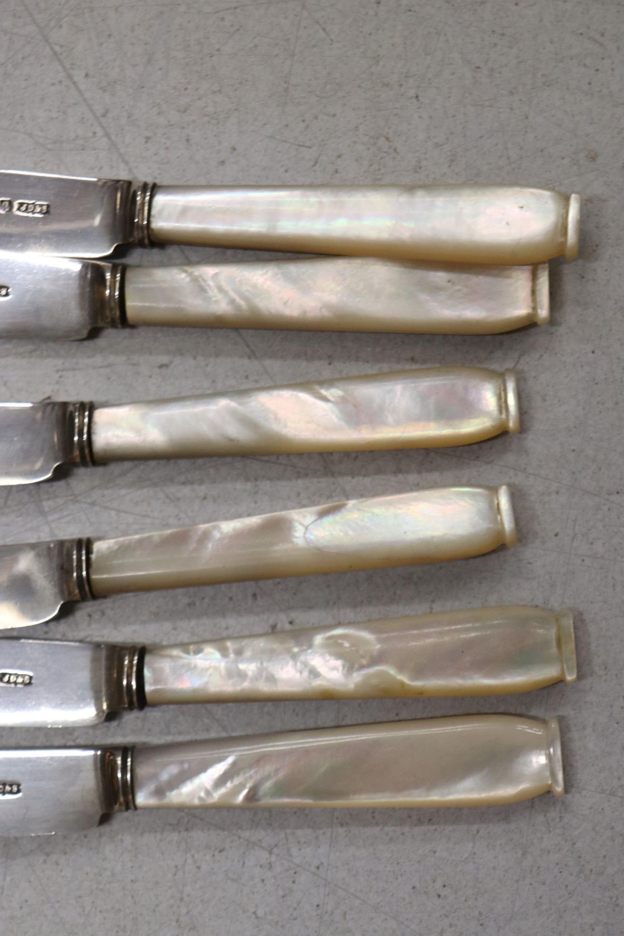 SIX HALLMARKED SHEFFIELD BUTTER KNIVES WITH PEARLISED HANDLES - Image 3 of 7