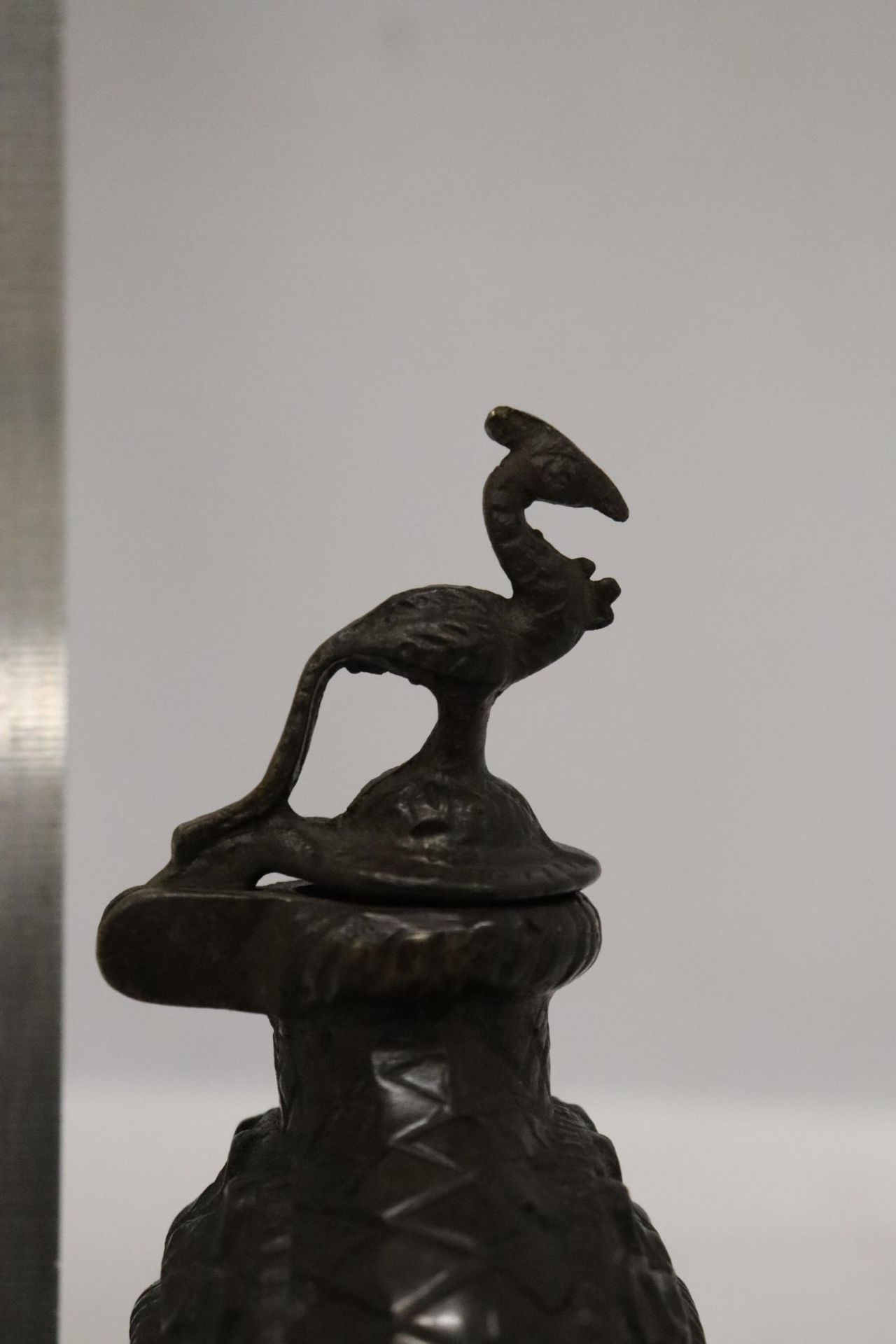 A DECORATIVE BRONZE INCENSE BURNER - Image 3 of 7