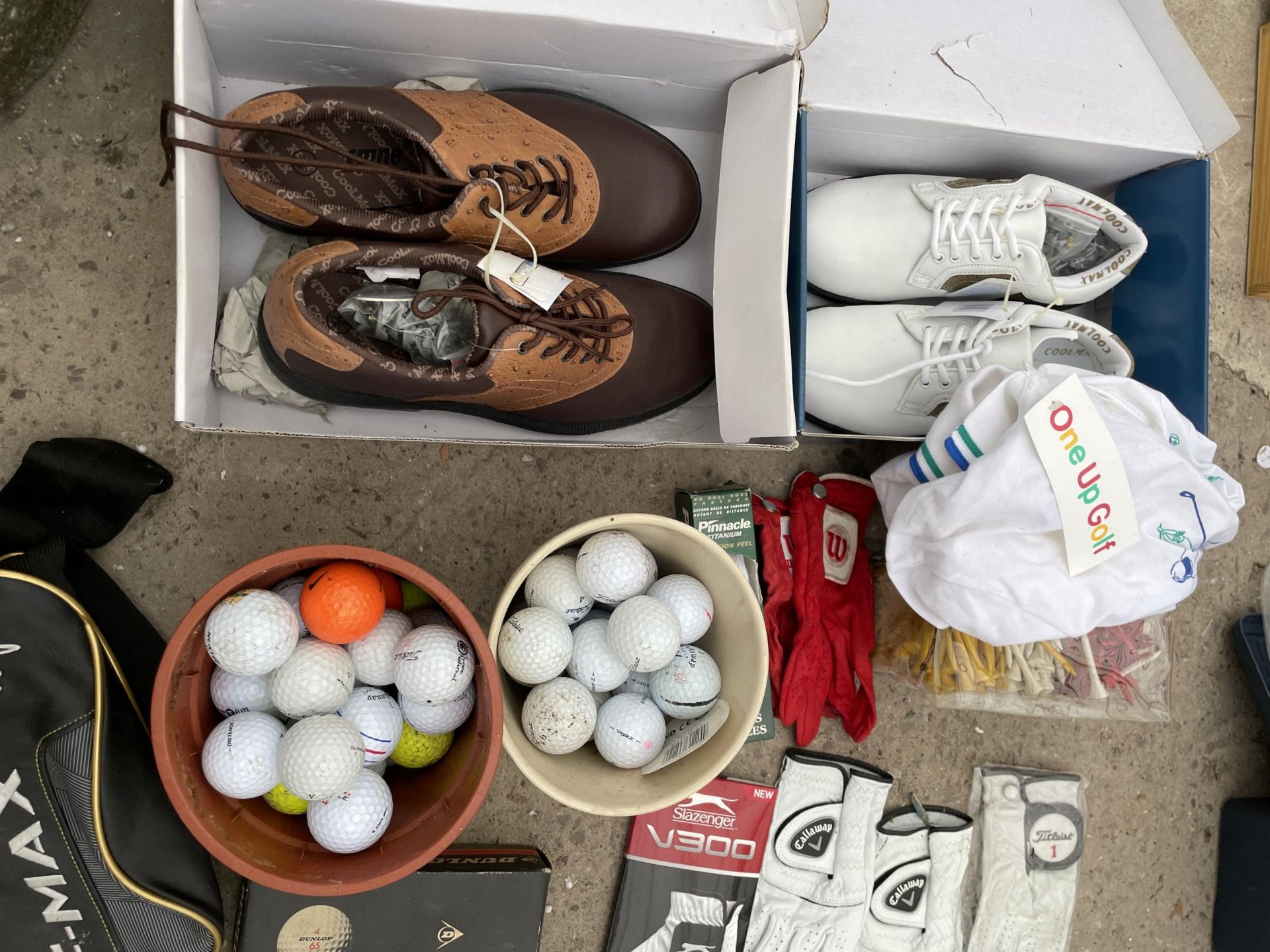 ABN ASSORTMENT OF GOLF ITEMS TO INCLUDE BALLS, SHOES AND CALLAWAY GLOVES ETC - Bild 2 aus 3