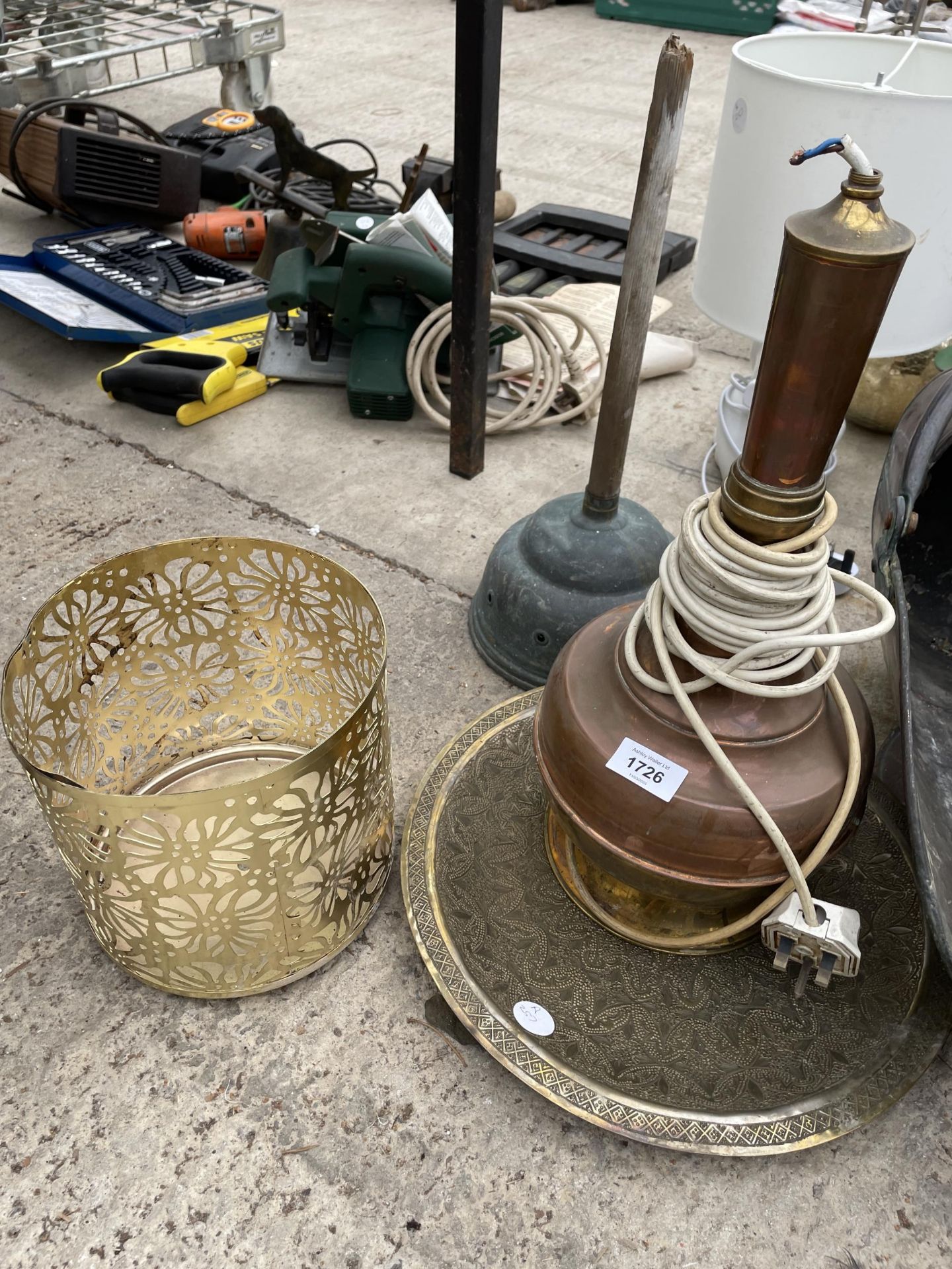 AN ASSORTMENT OF ITEMS TO INCLUDE A COPPER COAL BUCKET, A LAMP AND A POSSER ETC - Bild 2 aus 3