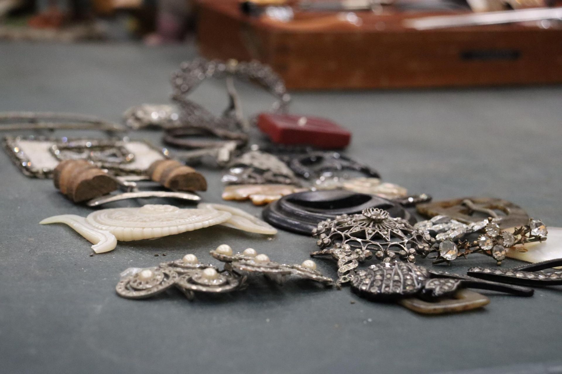 A QUANTITY OF VINTAGE BUCKLES, BROOCHES, ETC - Image 2 of 5