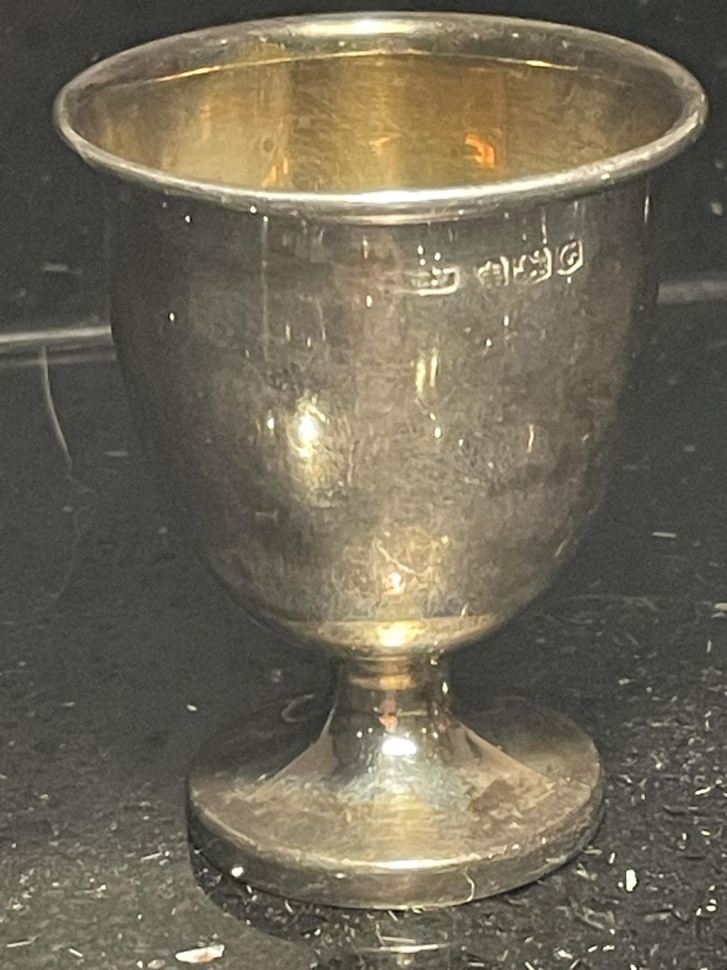 A HALLMARKED SHEFFIELD SILVER EGG CUP - Image 2 of 3