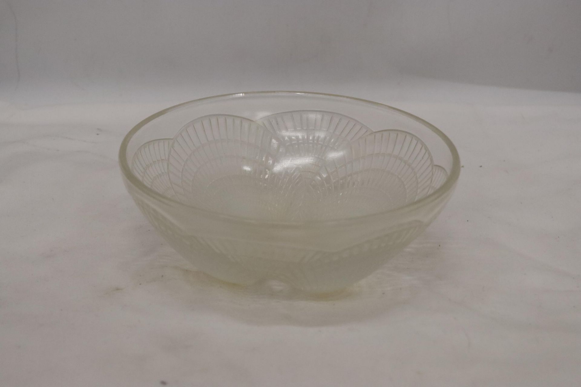 A R LALIQUE FRANCE NO 3202 COCQUILLES PATTERN GLASS BOWL SIGNED TO BASE 18CM DIAMETER