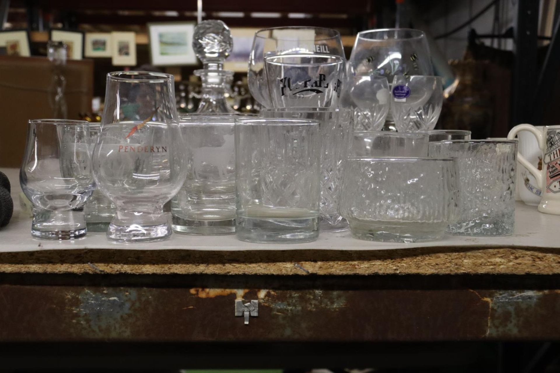 A QUANTITY OF VARIOUS GLASSWARE TO INCLUDE A DECANTER, GIN GLASSES, TUMBLERS ETC - Image 4 of 6