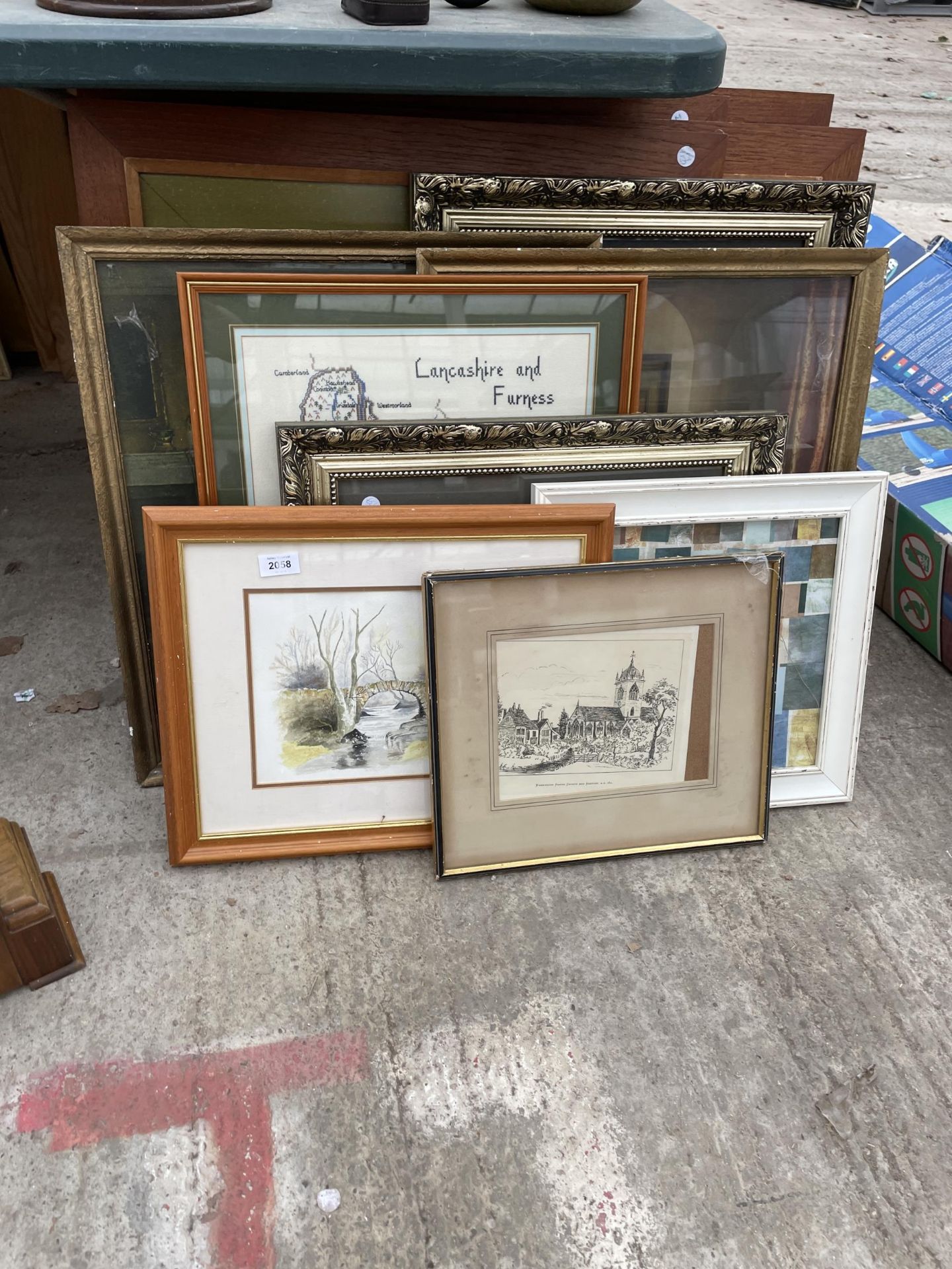 AN ASSORTMENT OF FRAMED PRINTS AND PICTURES