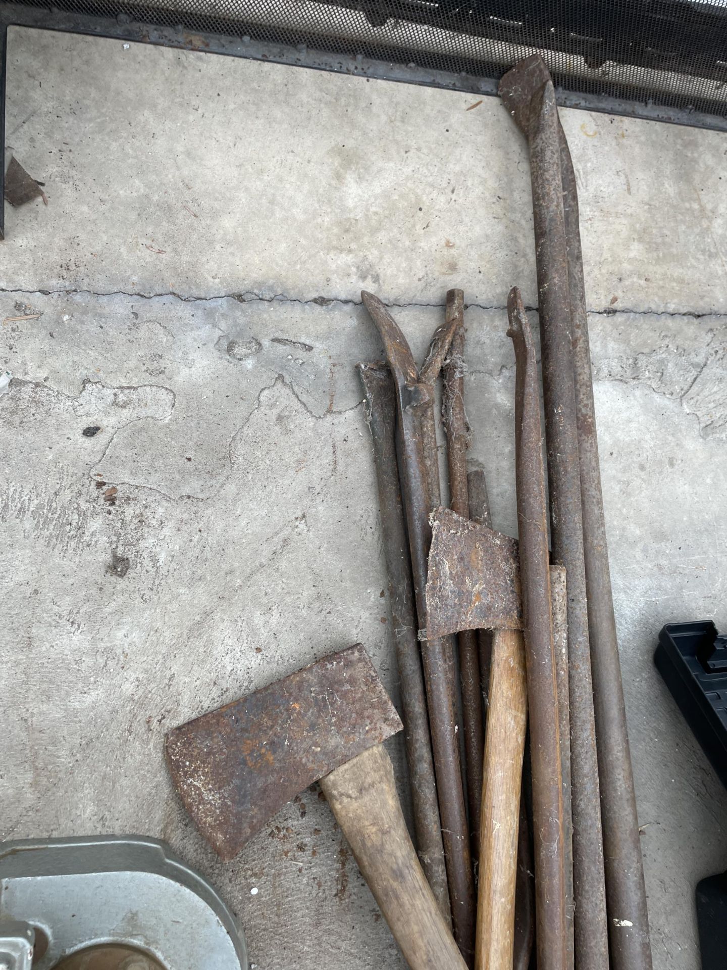 A COLLECTION OF CROW BARS AND TWO LOG SPLITTING AXES - Image 3 of 3