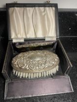 A HALLMARKED BIRMINGHAM SILVER BRUSH AND COMB SET IN A PRESENTATION BOX