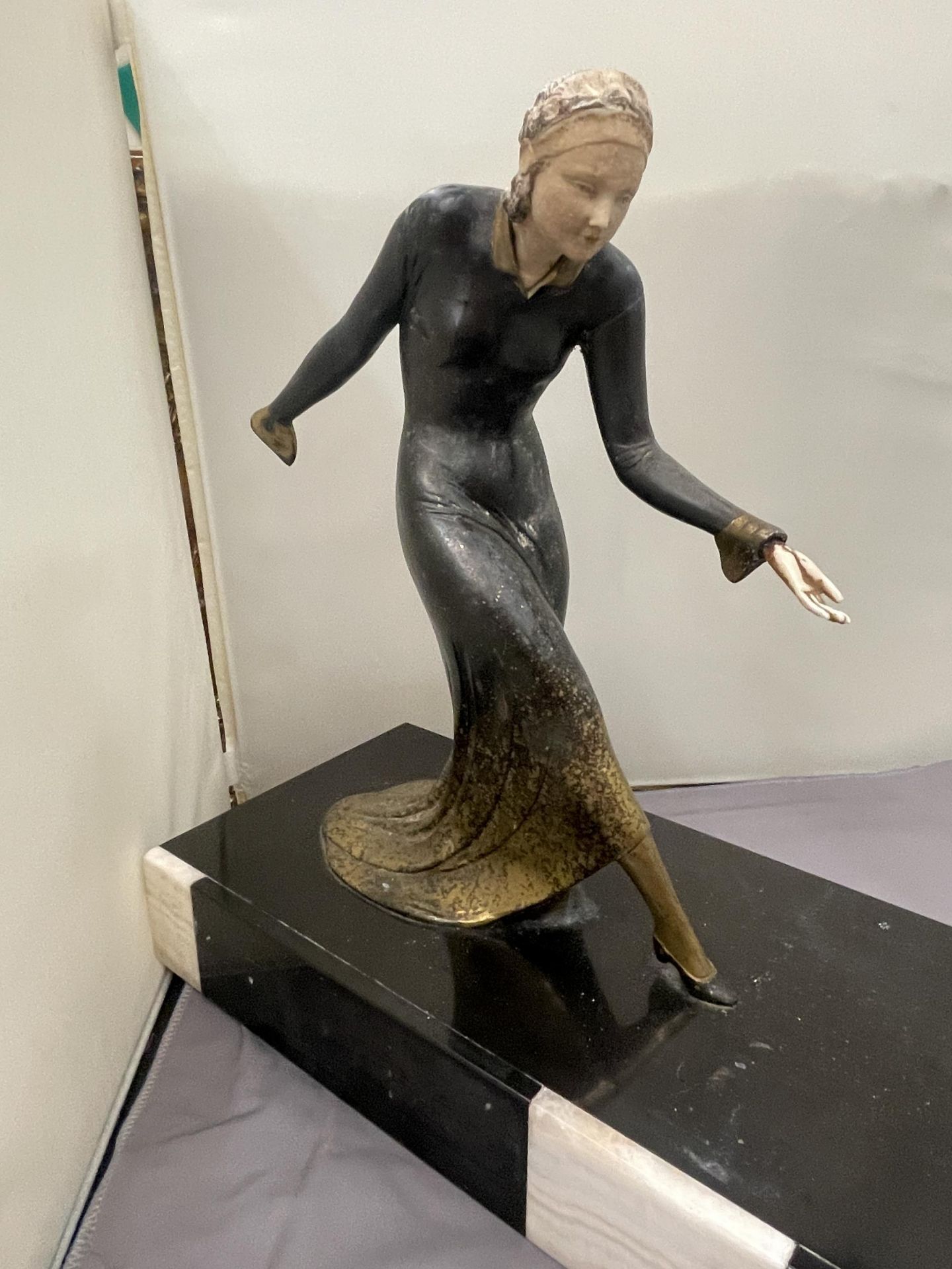 AN ART DECO STYLE BRASS FIGURE OF LADY FEEDING A FAWN. SET ON A BASE (LADIES HAND A/F) - Image 2 of 4