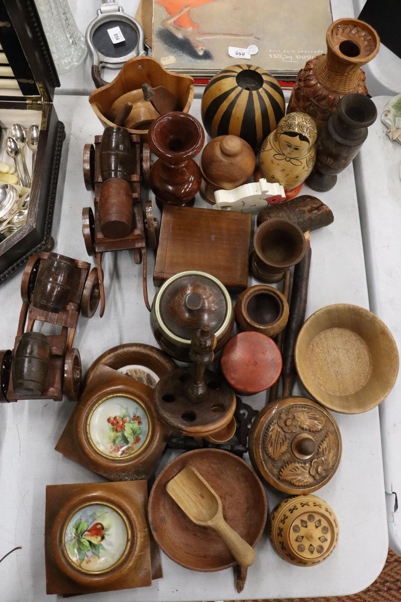 A LARGE QUANTITY OF TREEN ITEMS TO INCLUUDE BOWLS, TRINKET BOXES, FRAMED HANDPAINTED TILES, - Image 9 of 11