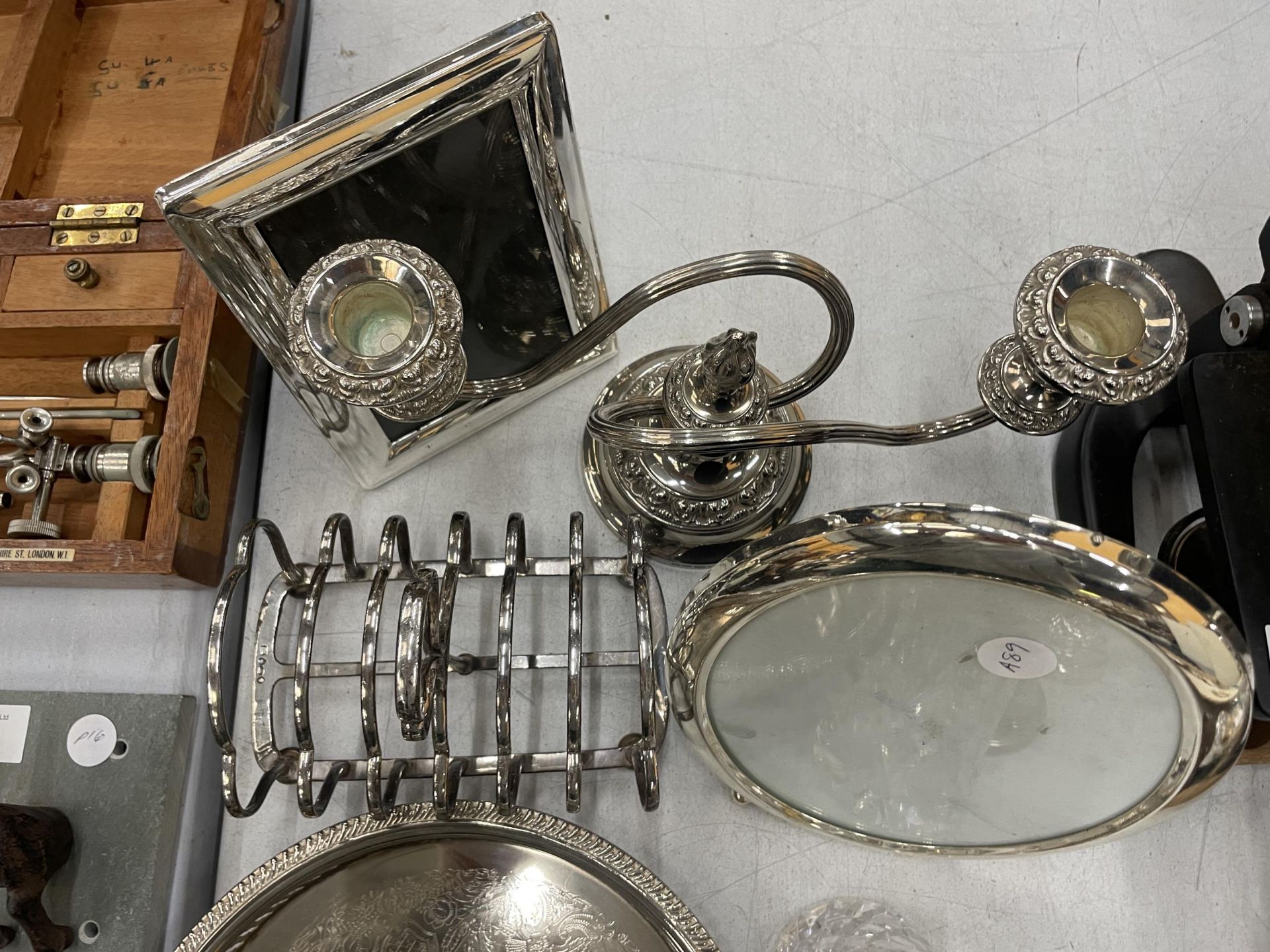 A QUANTITY OF SILVER PLATED ITEMS TO INCLUDE TRAYS, A CANDLEABRA, TOAST RACK, BUD VASES, SUGAR - Image 5 of 5