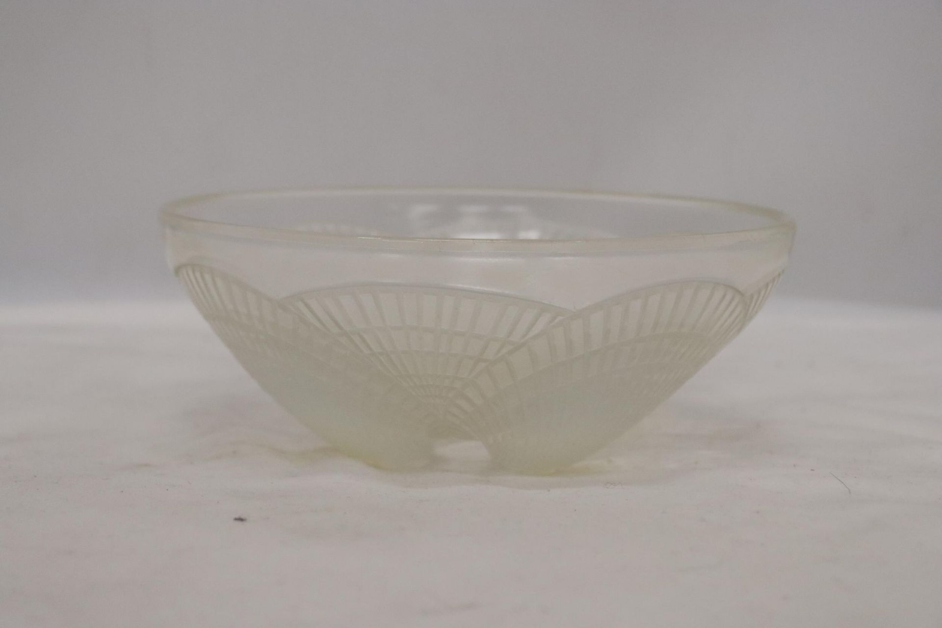 A R LALIQUE FRANCE NO 3202 COCQUILLES PATTERN GLASS BOWL SIGNED TO BASE 18CM DIAMETER - Image 2 of 6