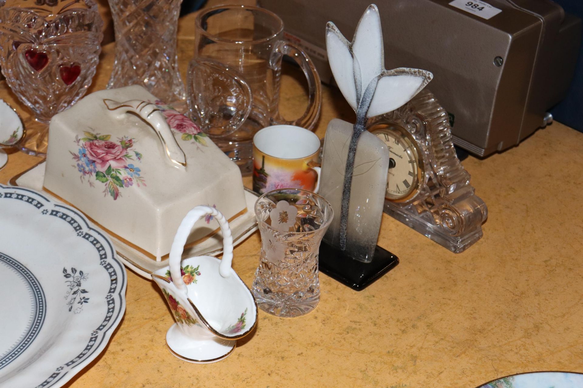 A QUANTITY OF COLLECTABLE ITEMS TO INCLUDE ARTHUR WOOD, ROYAL DOULTON, ROYAL ALBERT, GLASSWARE, ETC - Bild 7 aus 8