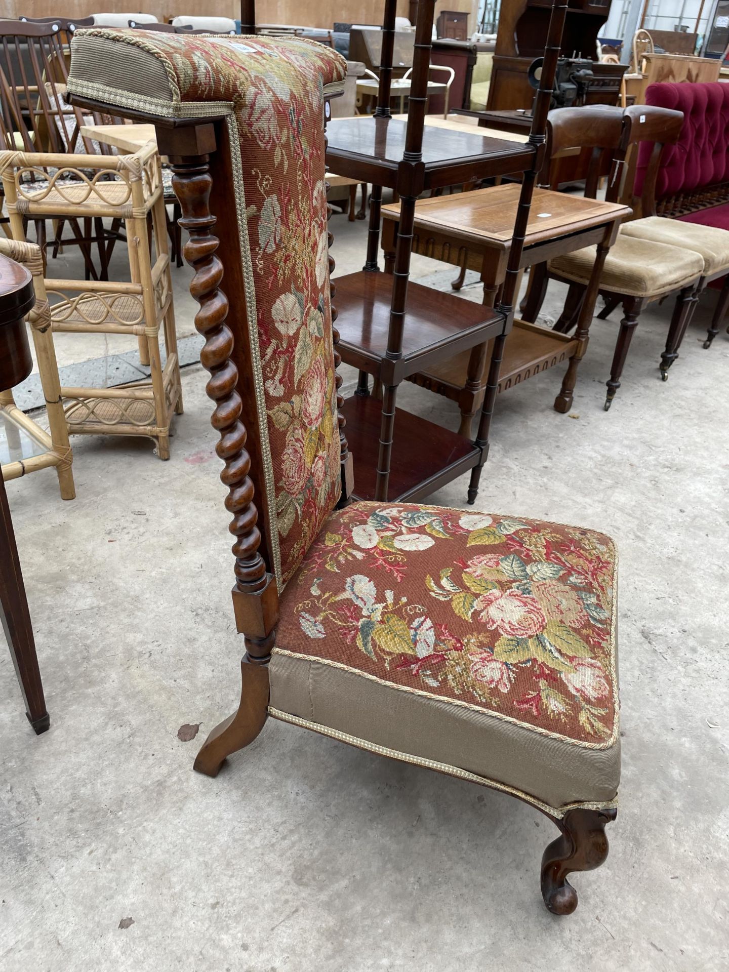 A VICTORIAN MAHOGANY PRIE DEU CHAIR WITH BARLEY TWIST UPRIGHTS AND WOOLWORK SEAT AND BACKS - Image 2 of 5