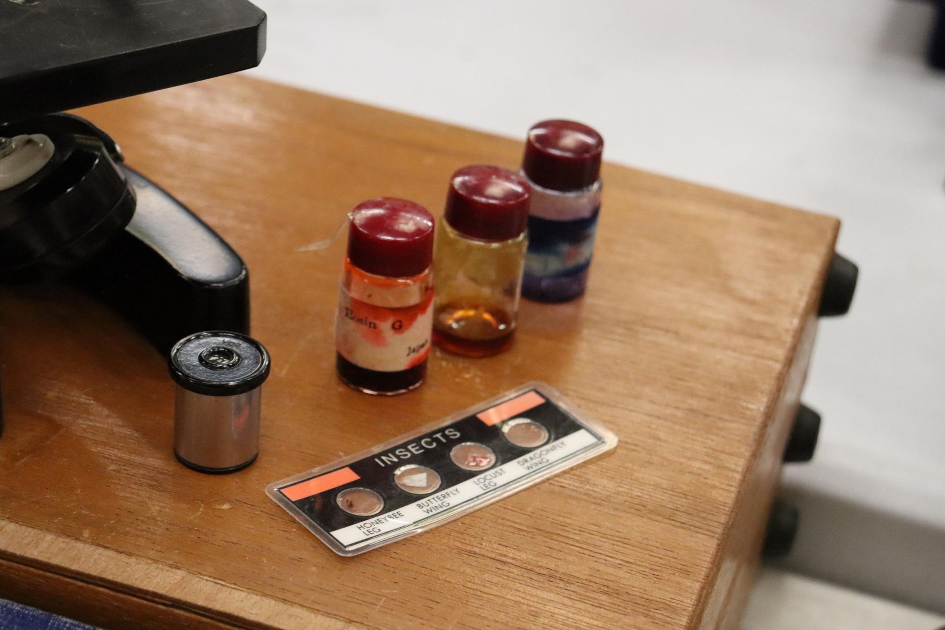 A VINTAGE LUNAX MICROSCOPE WITH A LARGE QUANTITY OF SLIDES IN A WOODEN BOX - Image 3 of 7