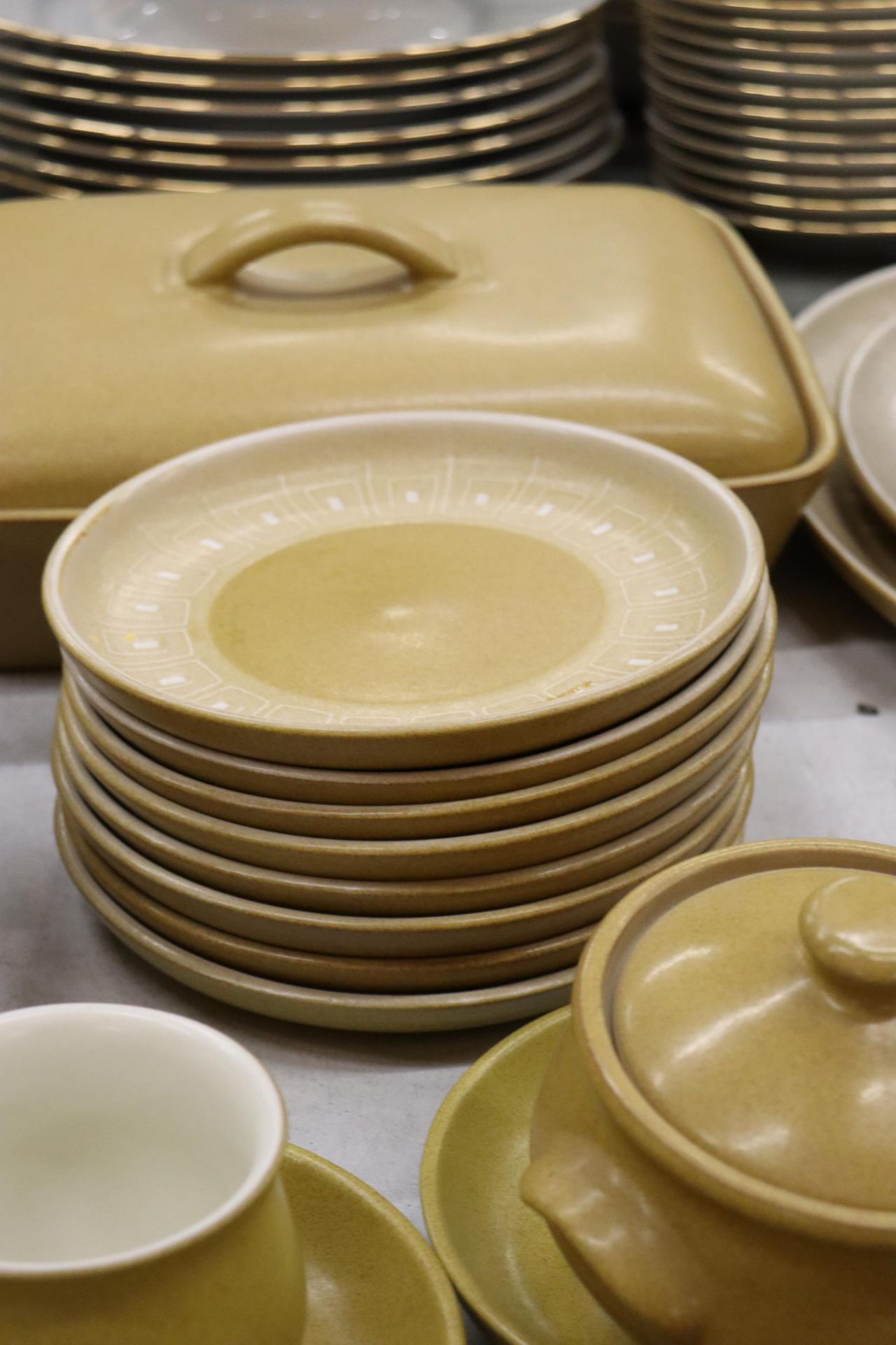 A DENBY MUSTARD COLOURED DINNER SERVICE, TO INCLUDE VARIOUS SIZES OF PLATES, A CASSEROLE DISH, - Image 5 of 9